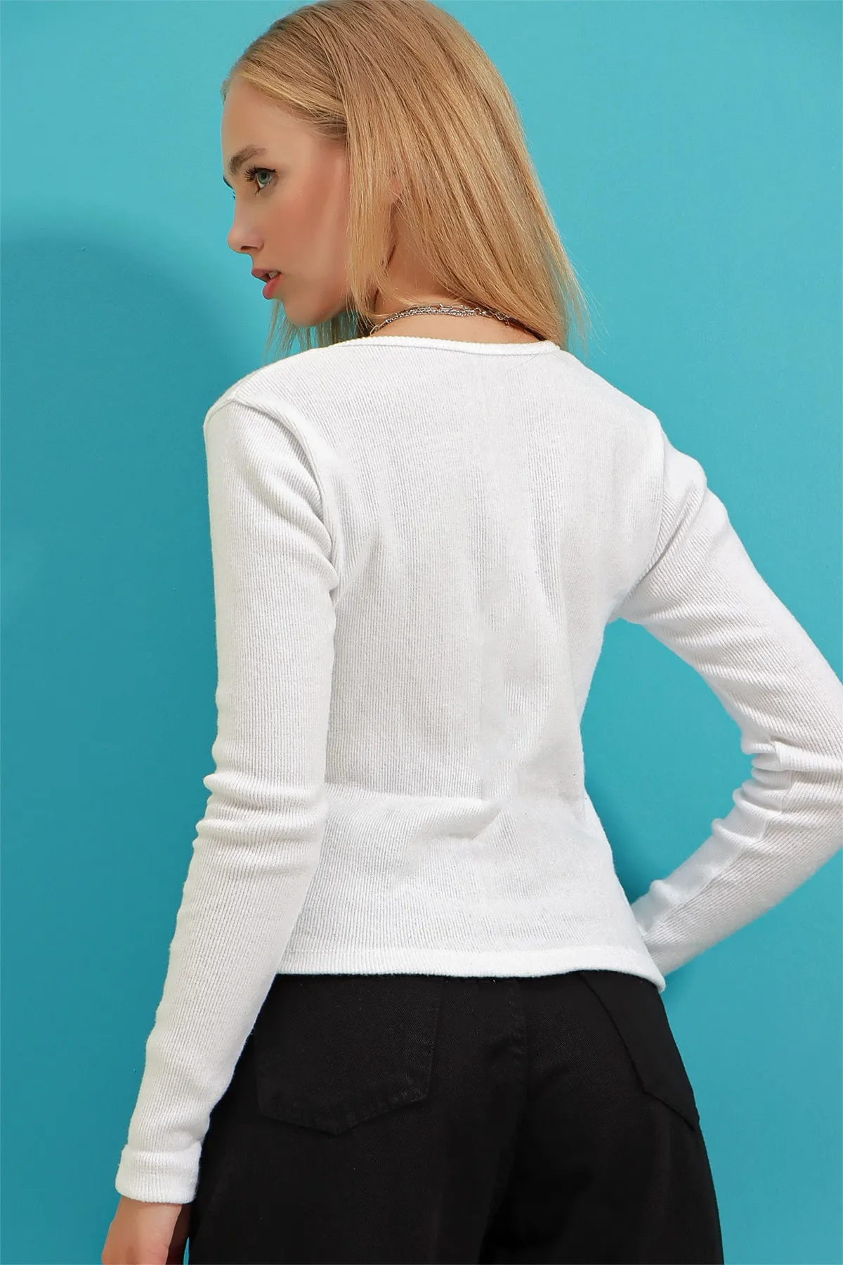 Trend Alaçatı Stili  Weiße, aufgeraute Camisole-Bluse zum Anstecken für Damen MDS-345-BLZ