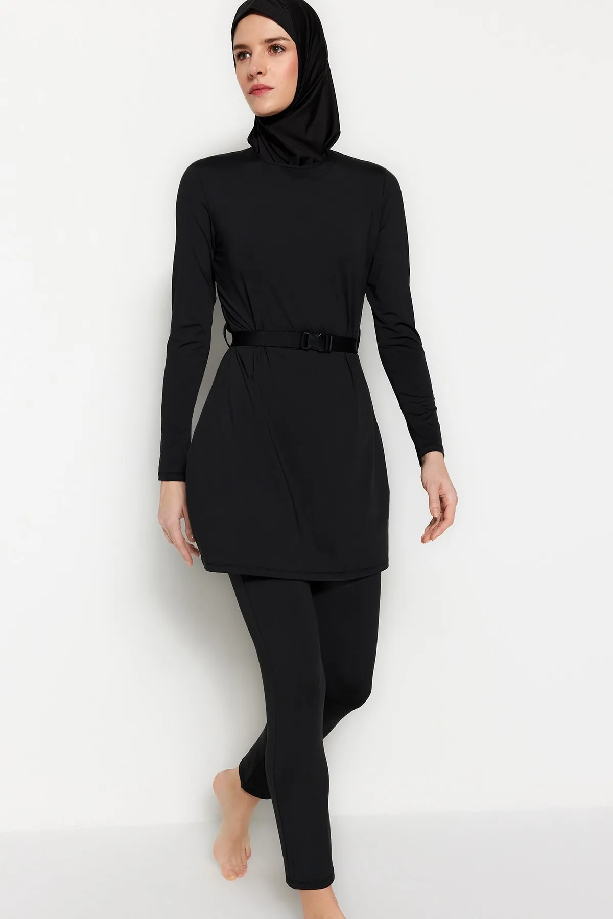 Trendyol Modest  Schwarzes, vollständig bedecktes, gestricktes Lycra-Badeanzugset mit Gürtel und Gürtel TCTSS23CF00043