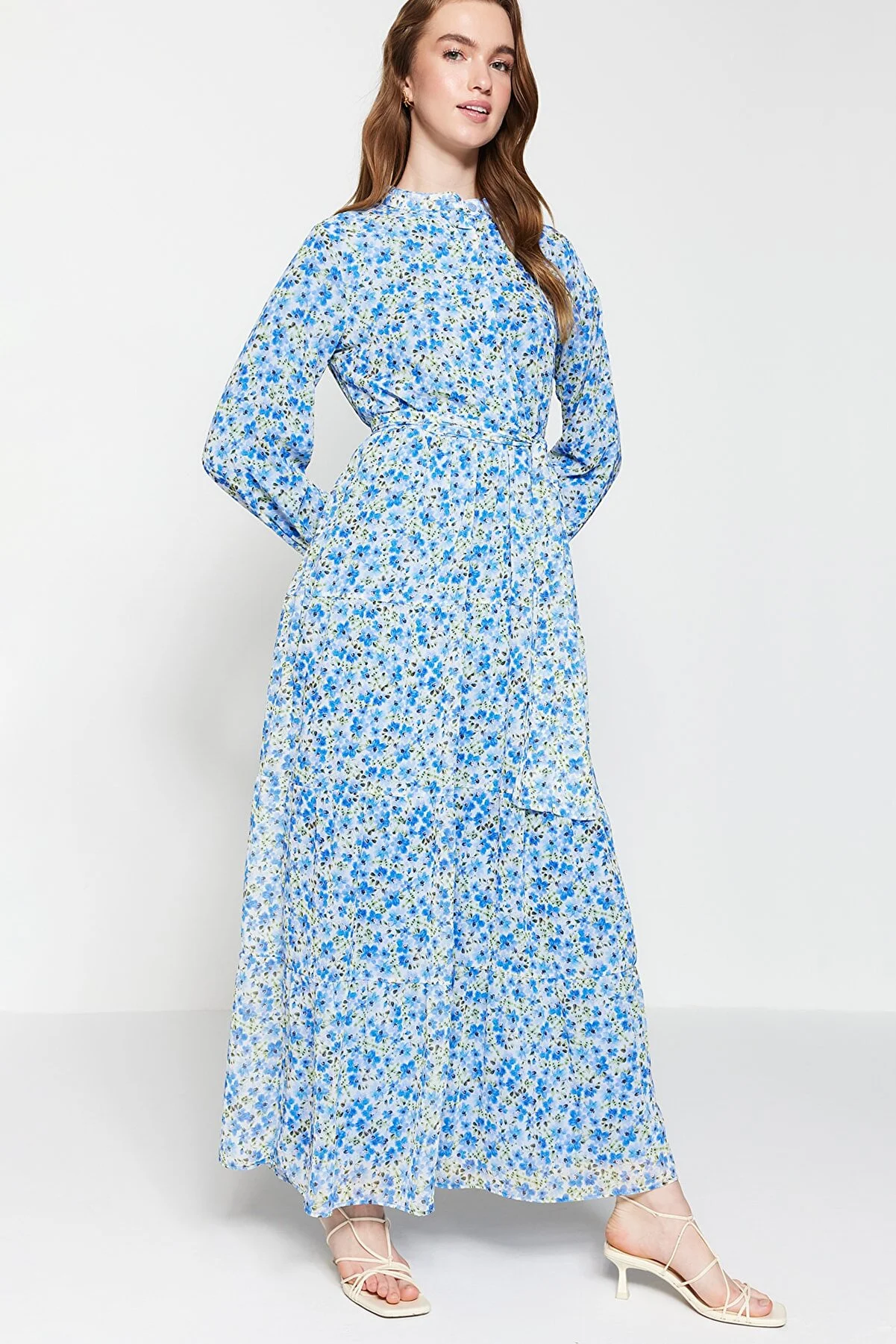 Trendyol Modest  Hellblaues Kleid aus gewebtem Chiffon mit Blumenmuster, Gürtel, Stehkragen und Futter TCTSS21EL3346