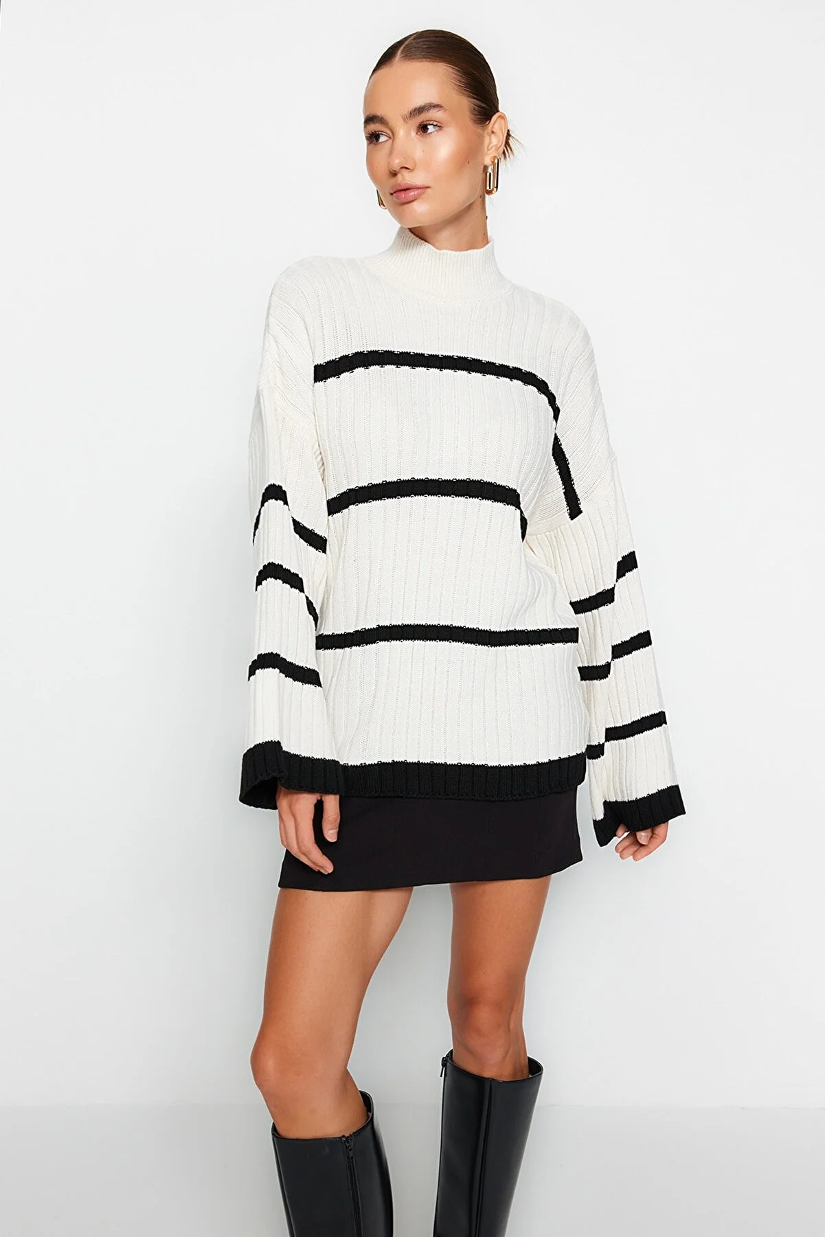 Trendyol Collection  Ecrufarbener Strickpullover mit weiter Passform TWOAW24KZ00557