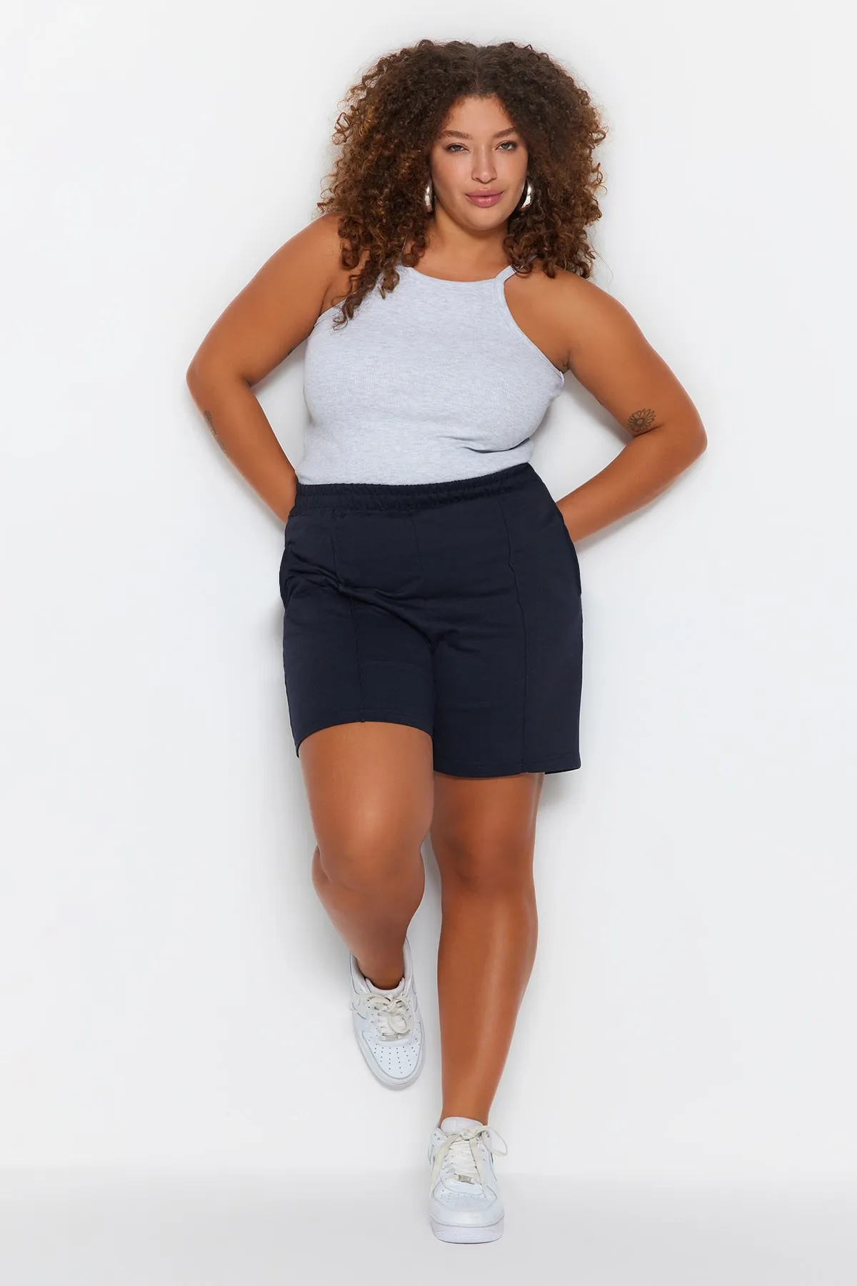 Trendyol Curve  Marineblaue, dünne, gerippte Strickshorts TBBSS23AP00004