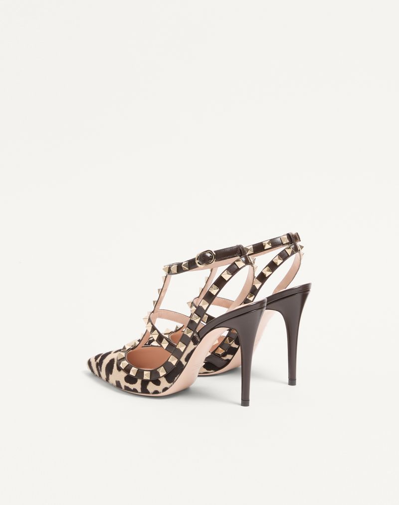 Sapatos de salto alto com tiras em couro de bezerro com efeito de pele de pônei e tachas Rockstud de 100 mm