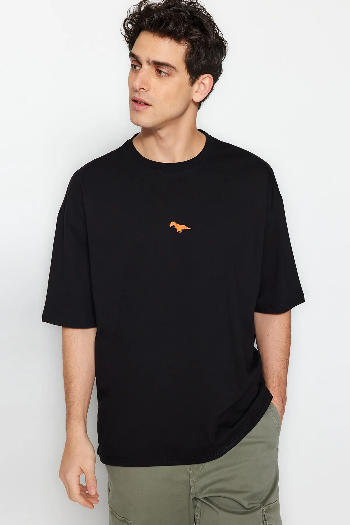 Trendyol Collection  Schwarzes Oversize-Fit-T-Shirt mit Rundhalsausschnitt und kurzen Ärmeln aus 100 % Baumwolle mit Dinosaurier-Stickerei TMNSS23TS00243