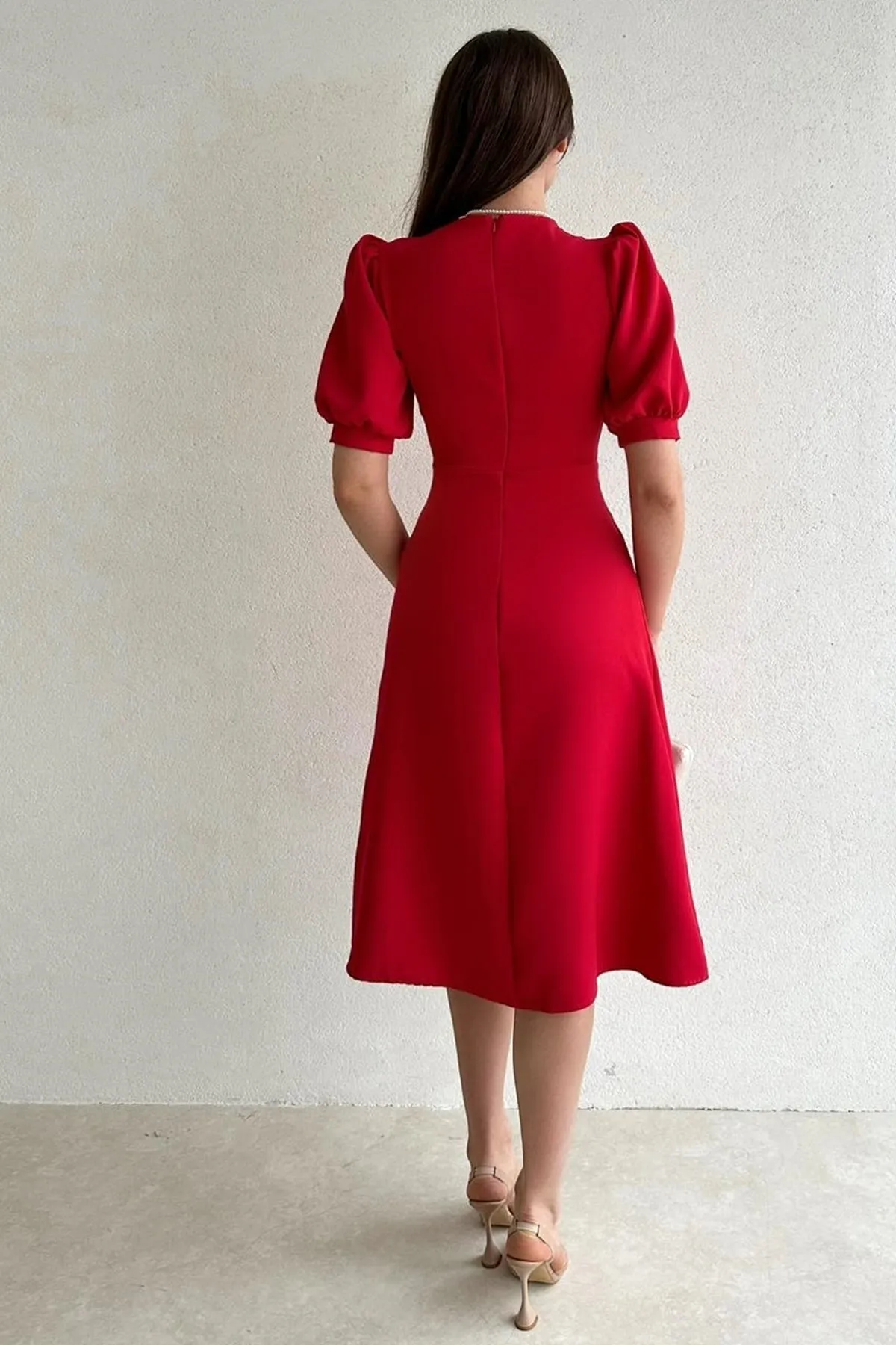bayansepeti  Atlas-Stoff, V-Ausschnitt, Knopfdetail, kurze Ärmel, Midi-Länge, rotes Kleid 153