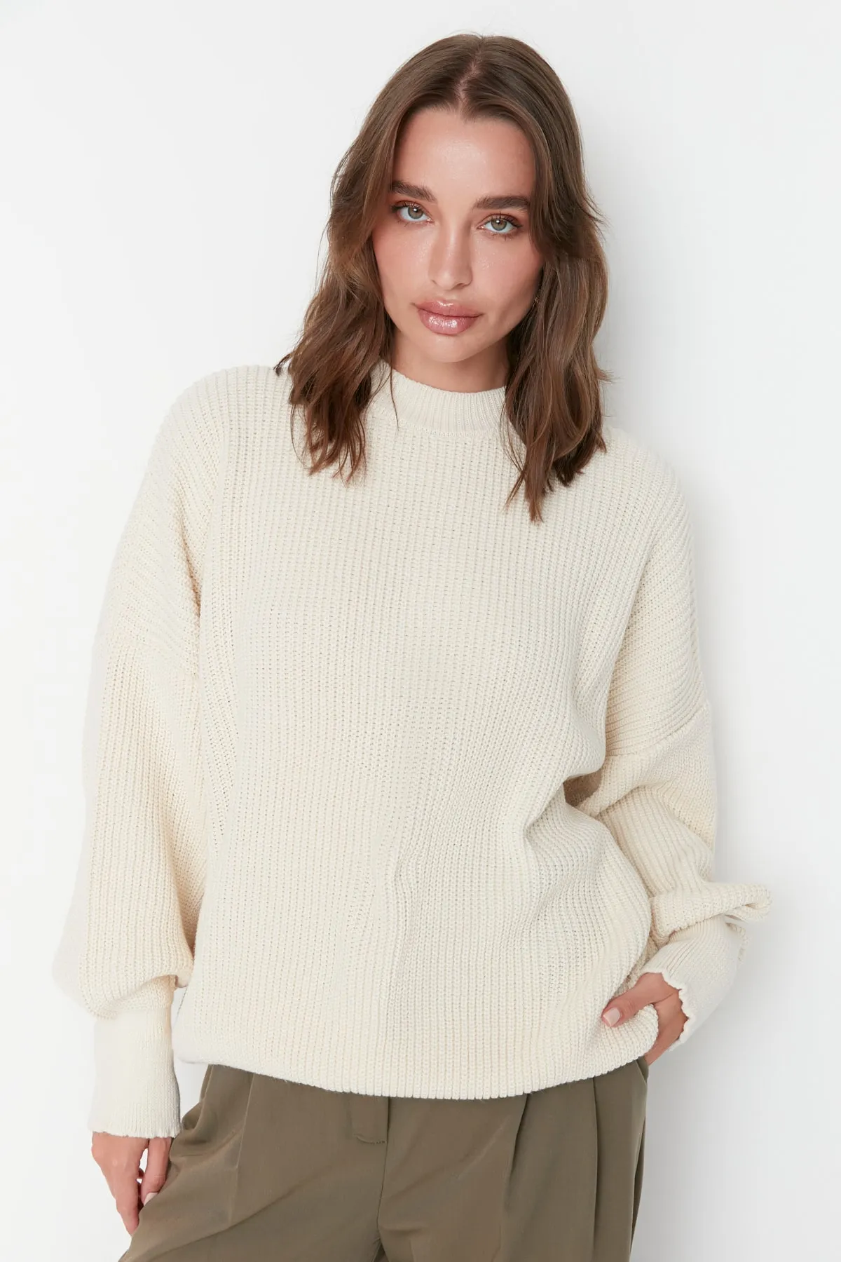 Trendyol Collection  Ecrufarbener Strickpullover mit Rundhalsausschnitt und weiter Passform TWOAW23KZ01448