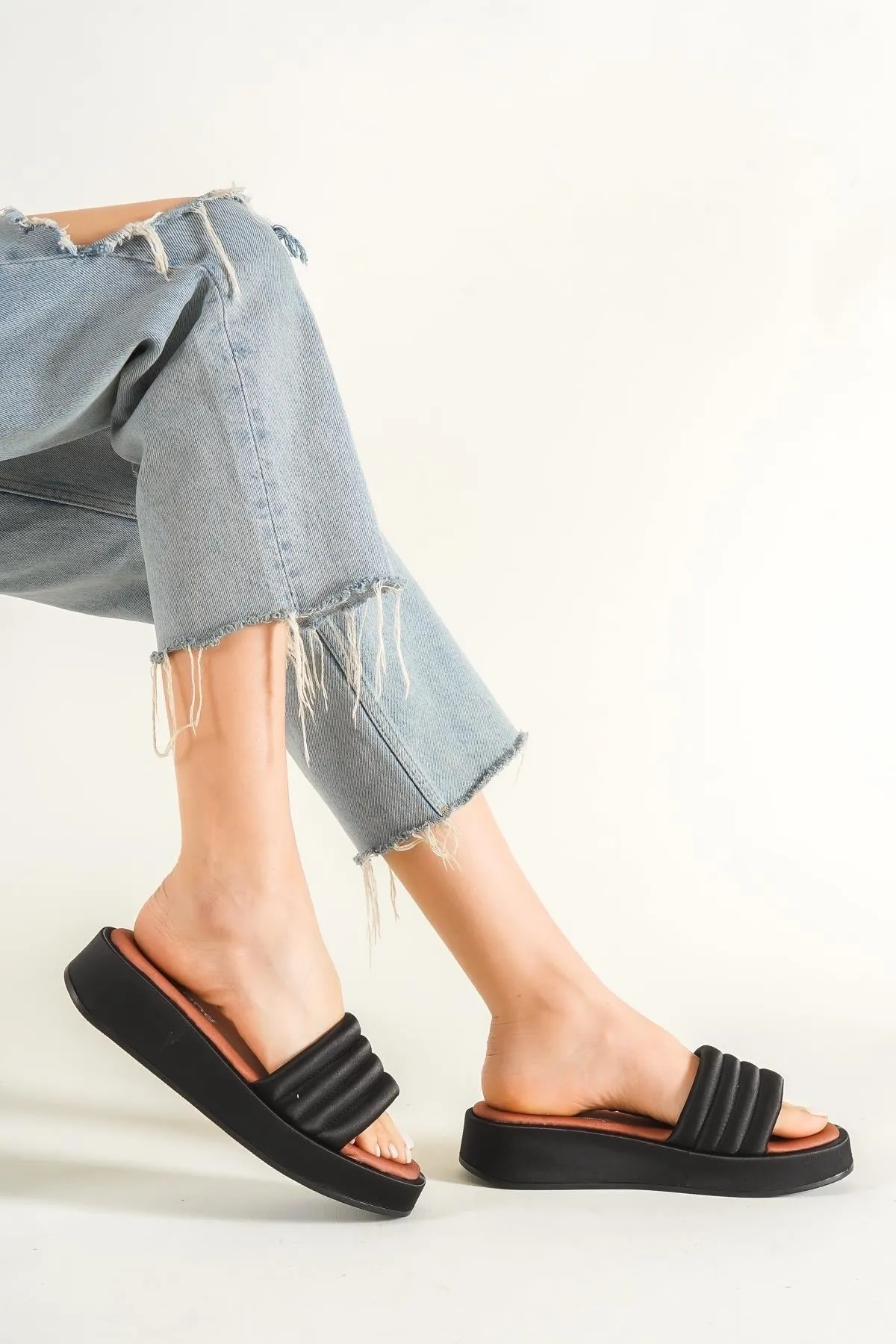 Capone Outfitters  Capone Damen-Hausschuhe aus bequemem Satin mit flachem Absatz und einem Riemen