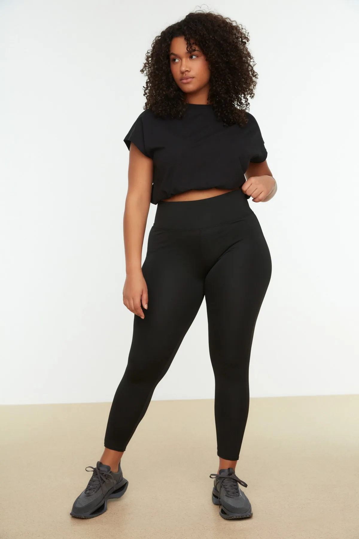 Trendyol Curve  Schwarze gestrickte Sportstrumpfhose mit Raffung TBSSS22TY0020