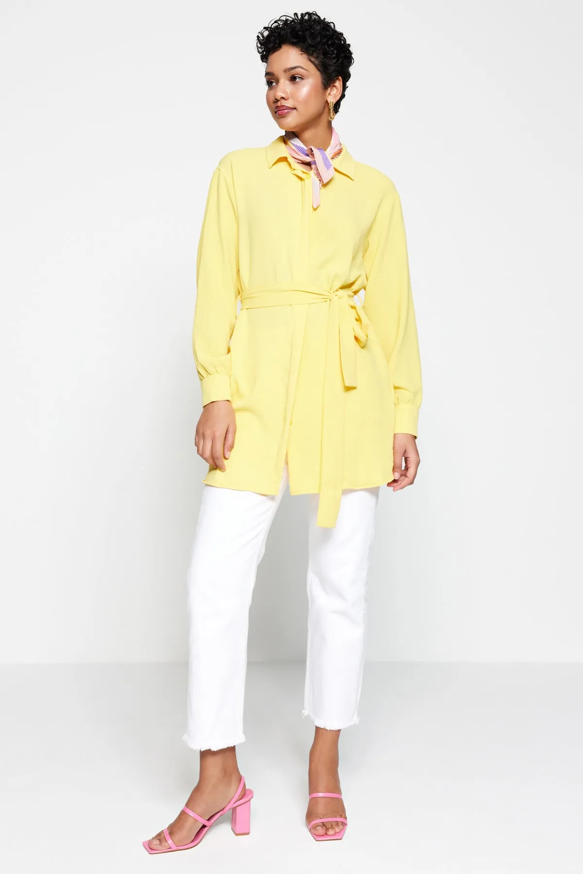 Trendyol Modest  Gelbes gewebtes Hemd mit Gürtel und versteckter Knopfleiste TCTSS21TN0049