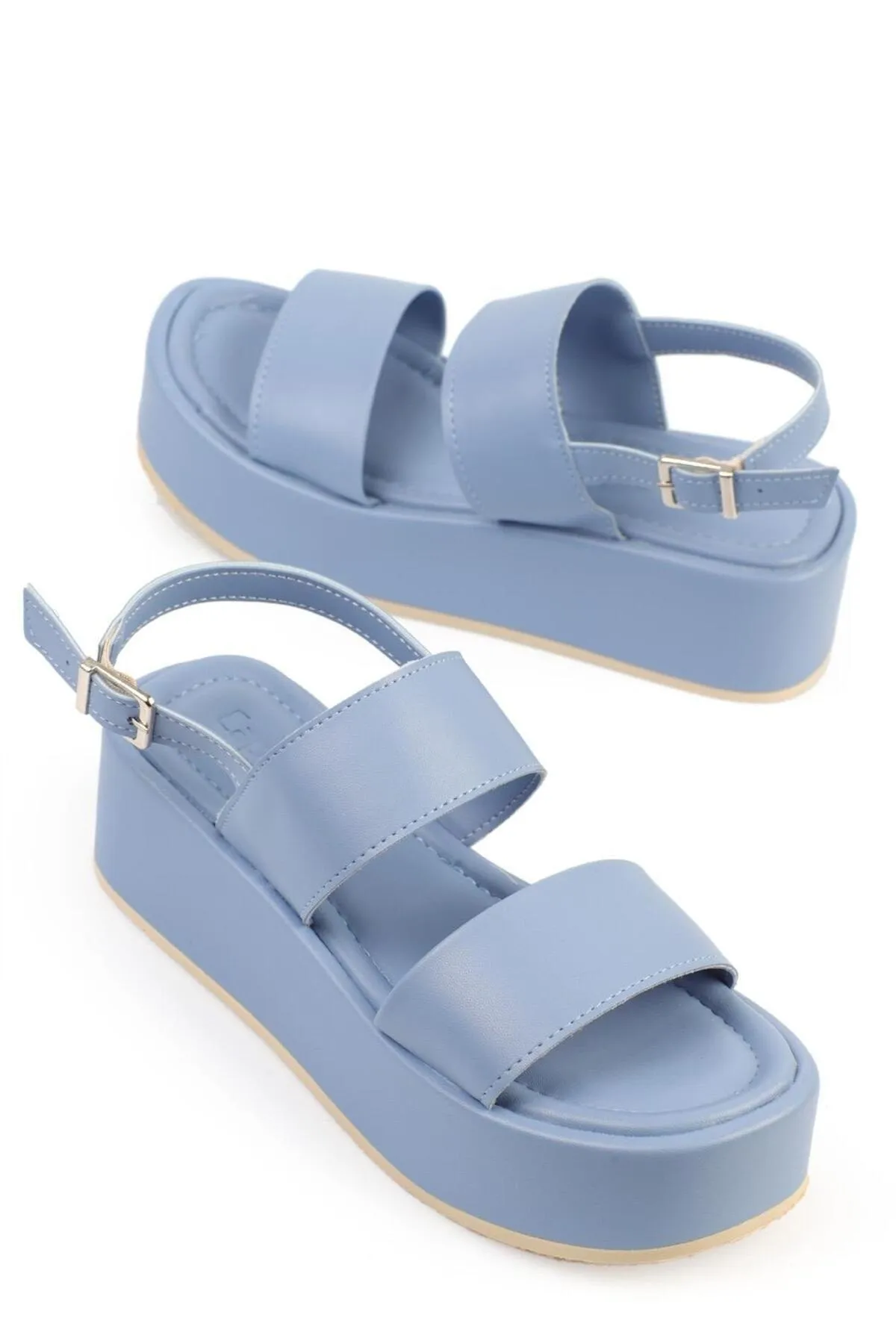 Capone Outfitters  Capone dicke, doppelt geschnallte Keilabsatz-Sandalen in Jeansblau für Damen