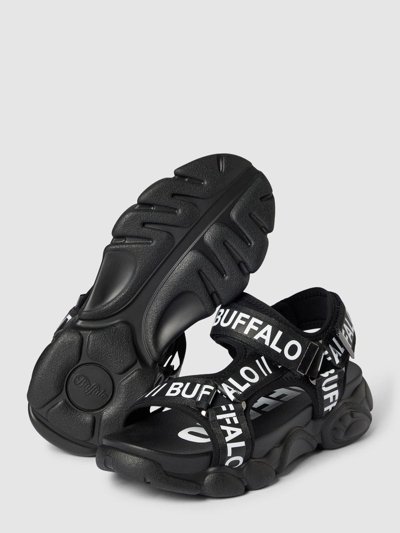 Sandalen mit Plateausohle in schwarz