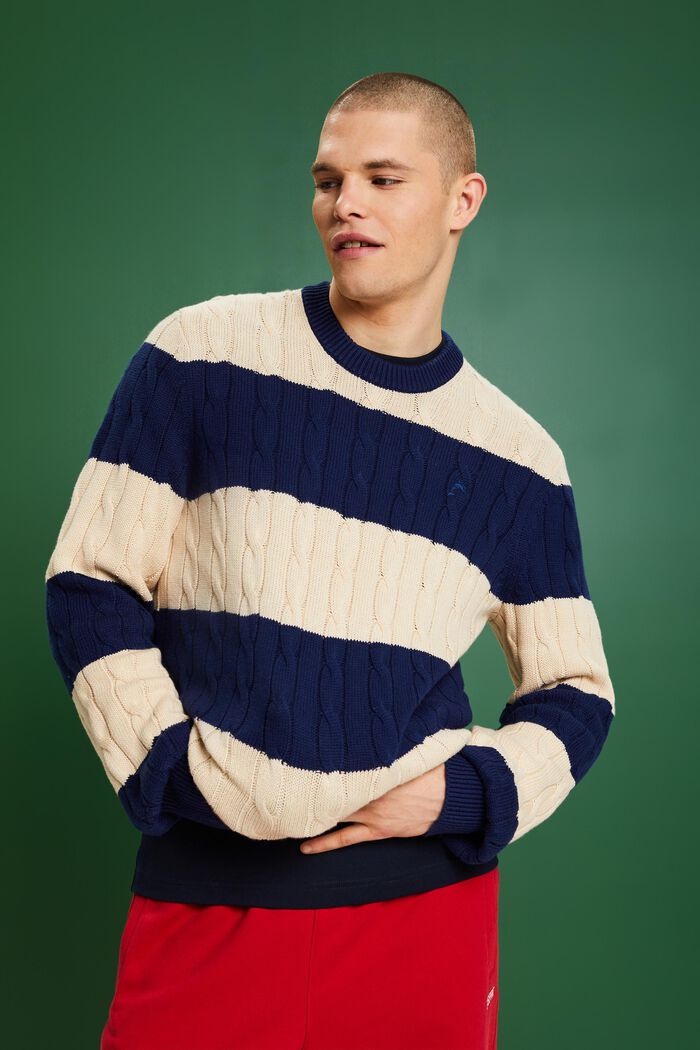Gestreifter Zopfstrickpullover