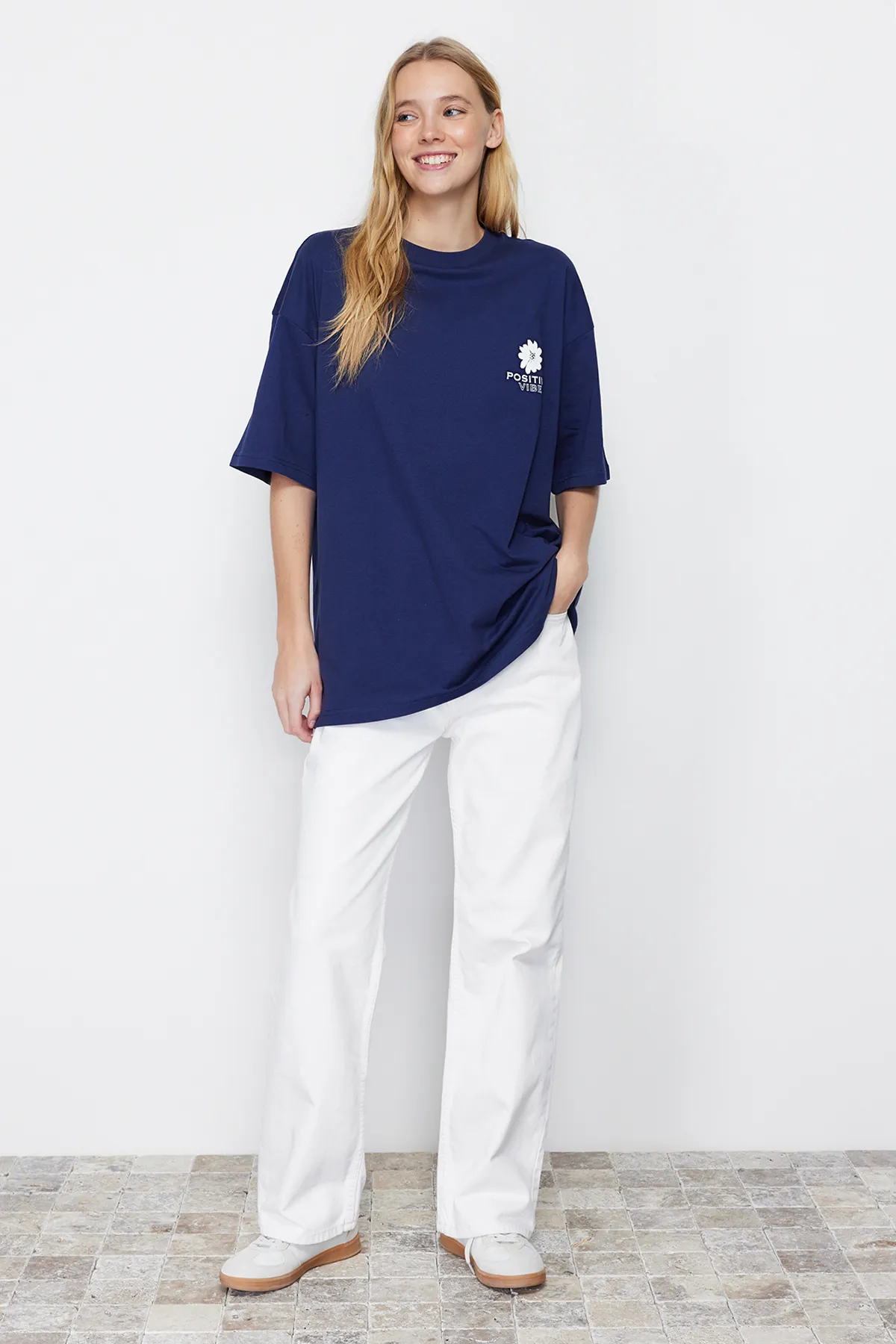 Trendyol Collection  Marineblaues Strick-T-Shirt mit Rundhalsausschnitt aus 100 % Baumwolle mit Rückendruck, übergroße/weite Passform, TWOSS23TS00321