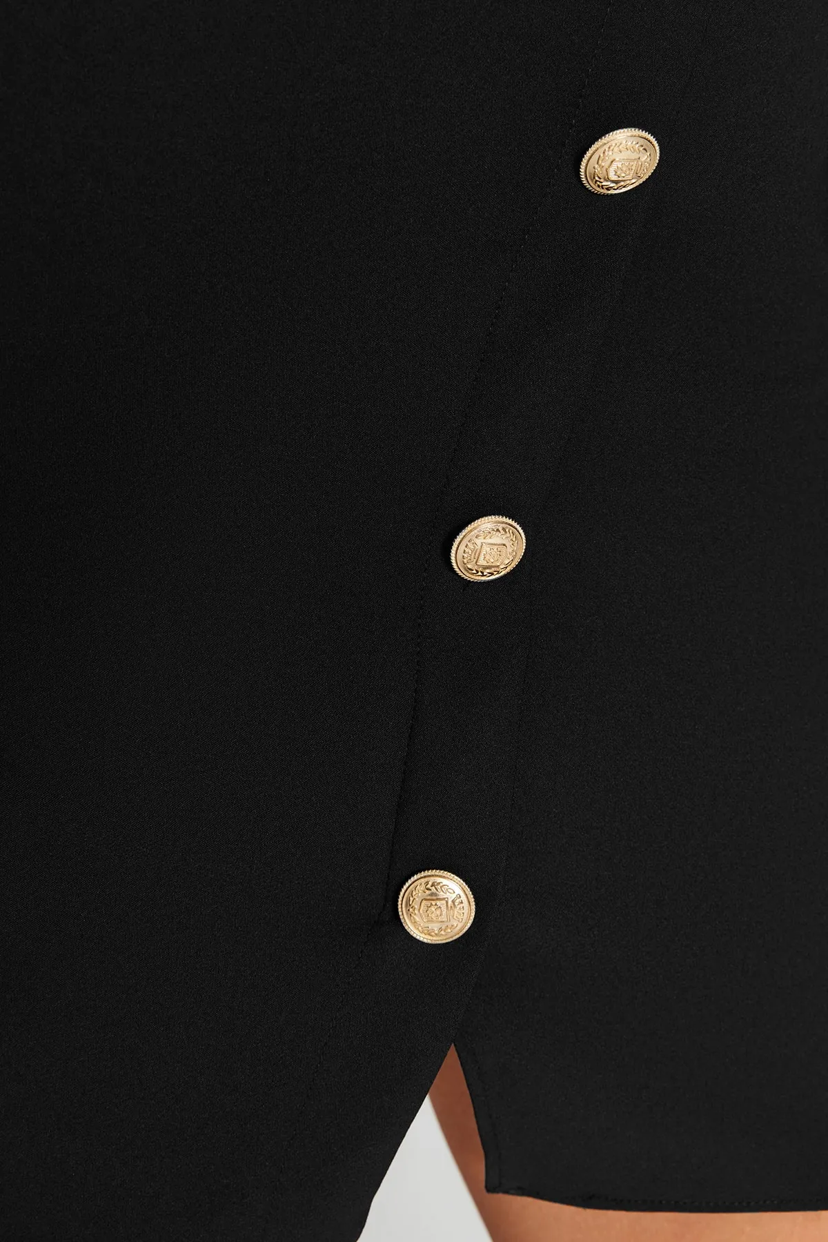 Trendyol Collection  Schwarzes, figurbetontes, wattiertes, gewebtes Kleid mit Knöpfen TWOAW24EL00483
