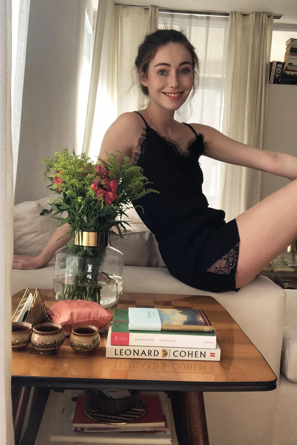 Trendyol Collection  Schwarzes Pyjama-Set aus Viskosegewebe mit gerüschten Seilträgern THMSS20PT0290