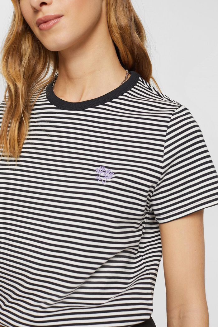 Gestreiftes T-Shirt mit gesticktem Blumenmotiv