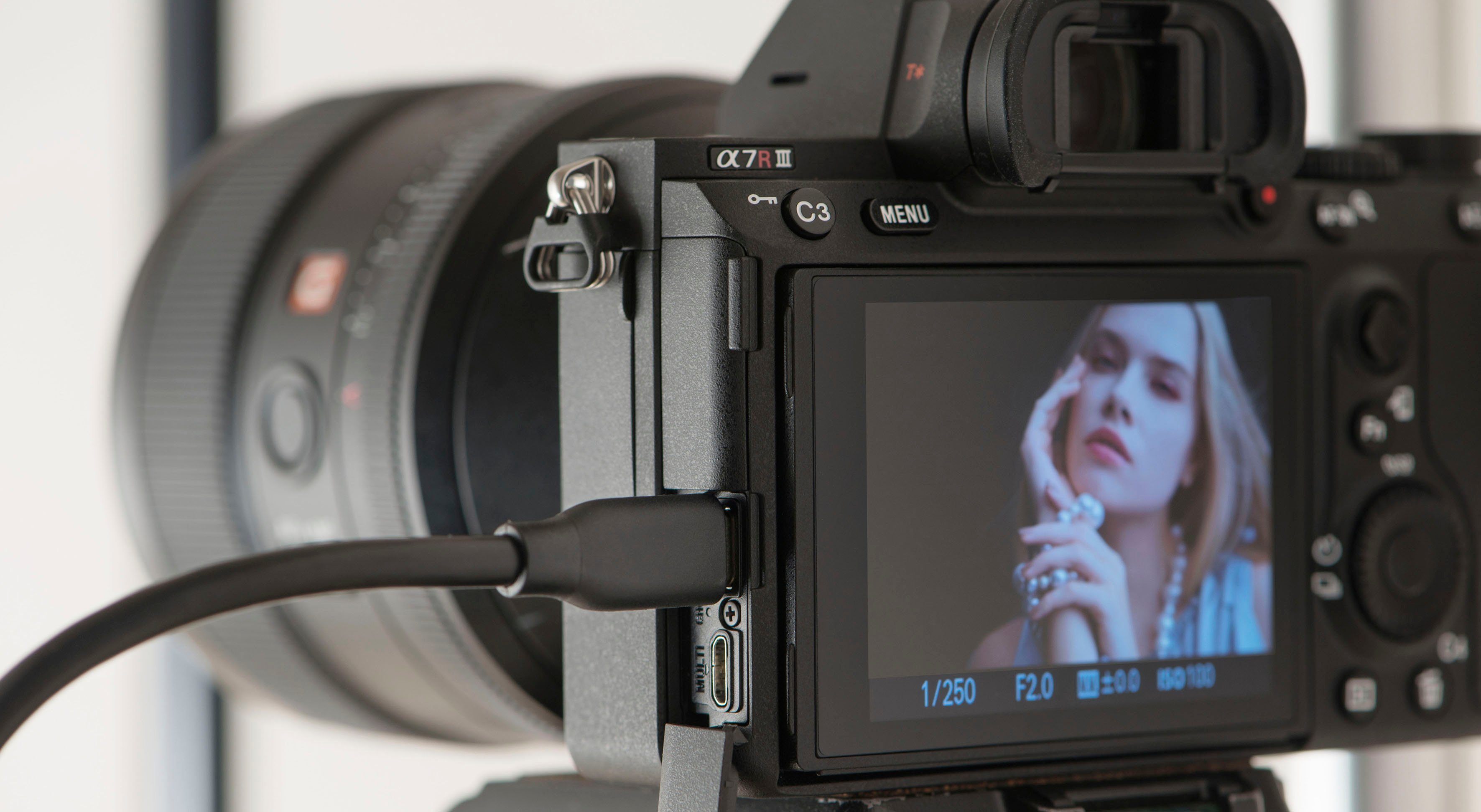 Sony Alpha 7R IIIA (35-mm-Vollformatbildsensor) Systemkamera (42,4 MP, Bluetooth, NFC, WLAN)
