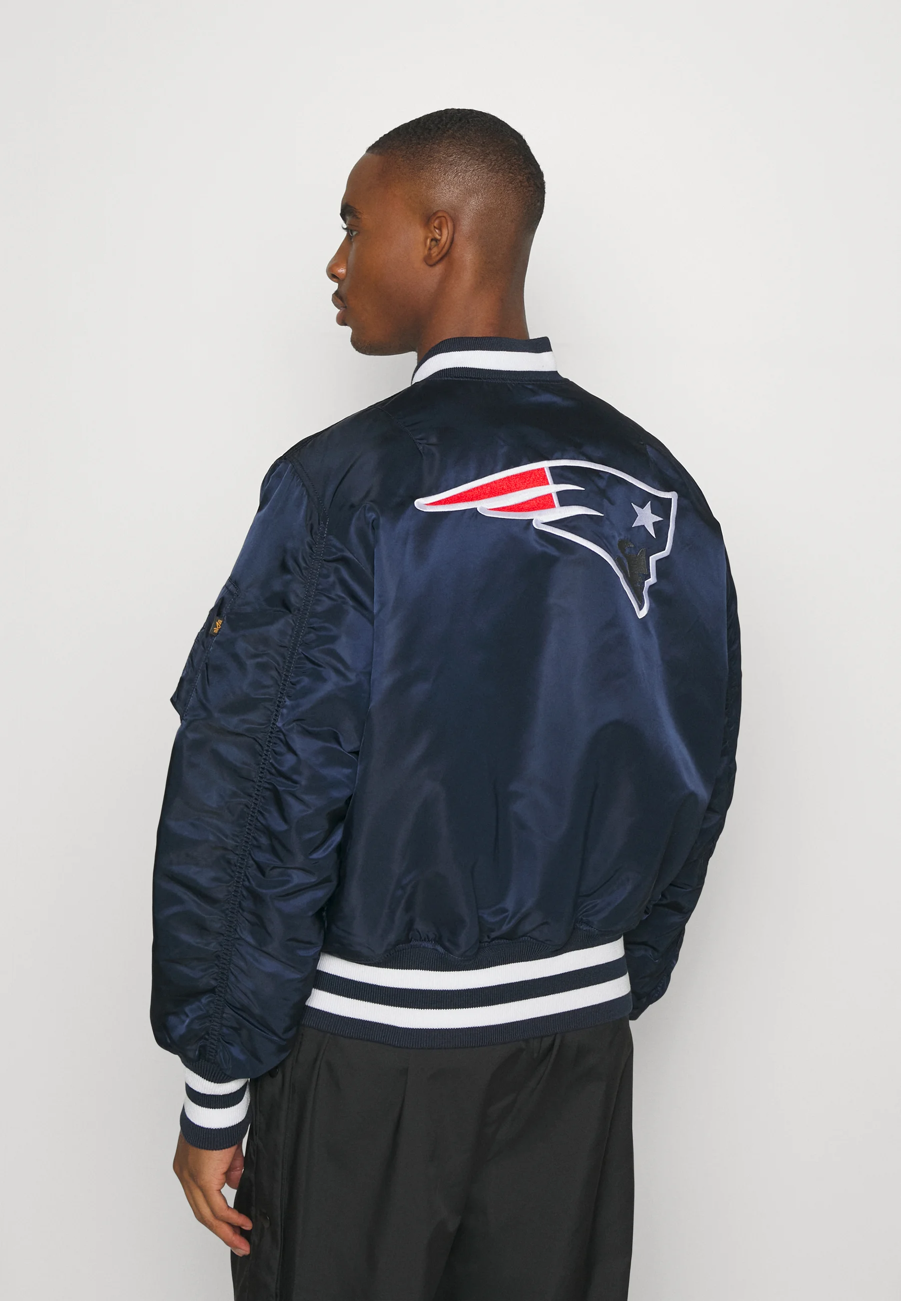 Chaqueta bomber NFL ALPHA INDUSTRIES NEW ENGLAND PATRIOTS de New Era - Cortavientos