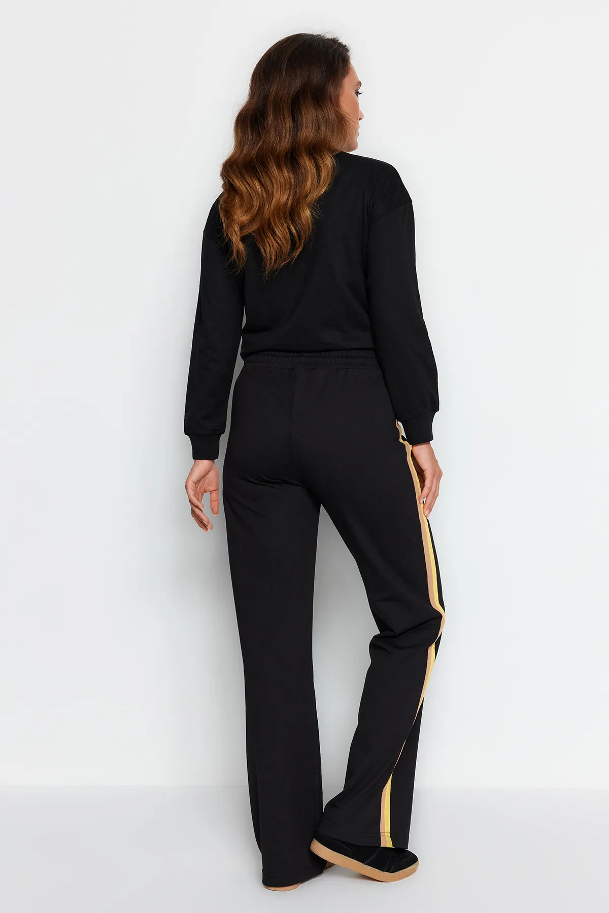 Trendyol Modest  Schwarze gestrickte Jogginghose mit weitem Bein und seitlichem Streifendetail TCTAW22EI0022