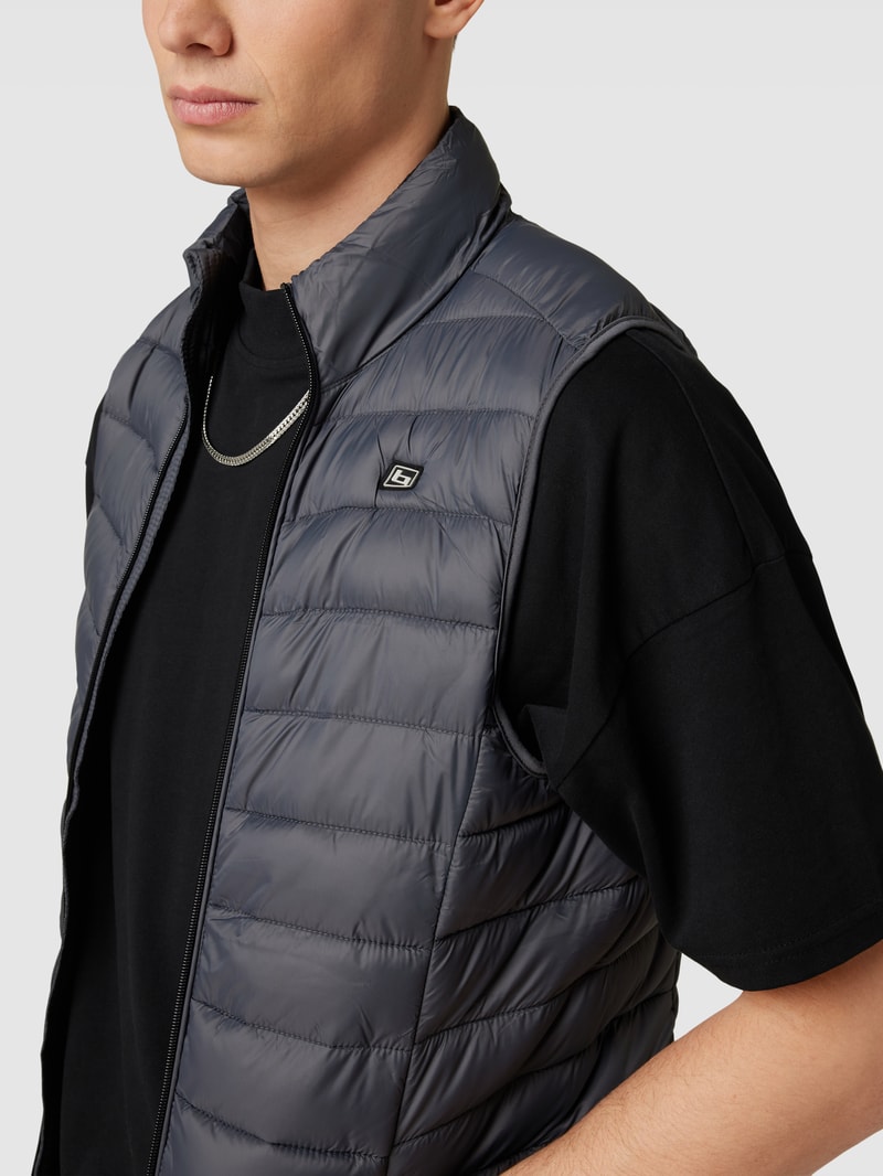 Steppweste mit Label-Patch 'Romsey' in anthrazit