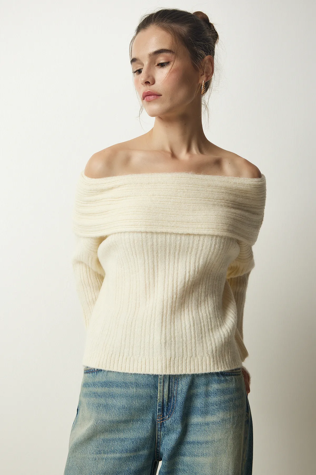 Happiness İstanbul  Cremefarbener Damen-Strickpullover mit Madonna-Kragen PF00049