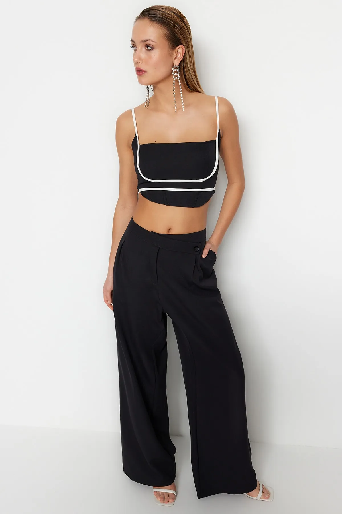 Trendyol Collection  Schwarz-weißes Crop-Bustier aus Webstoff TPRSS23BS00016