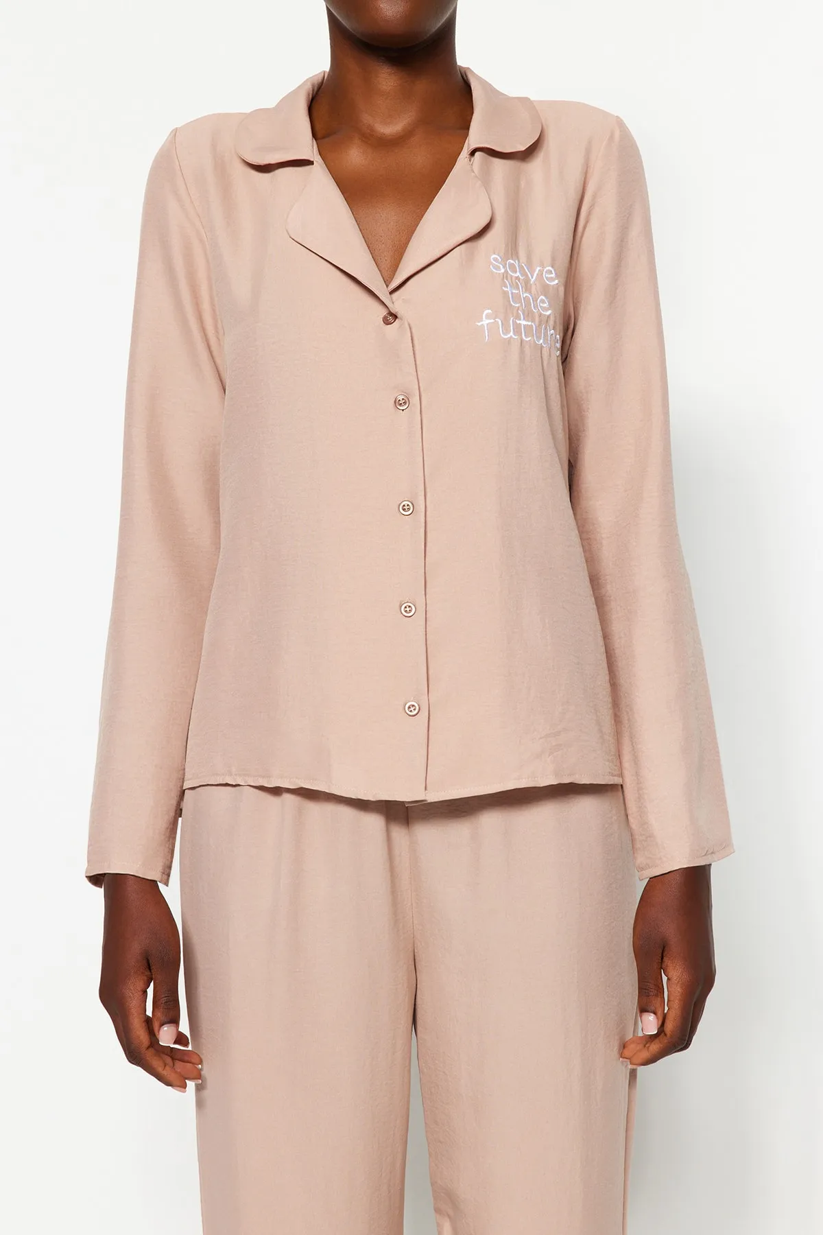Trendyol Collection  Beige besticktes Pyjama-Set aus Hemd und Hose aus Webstoff THMAW24PT00000