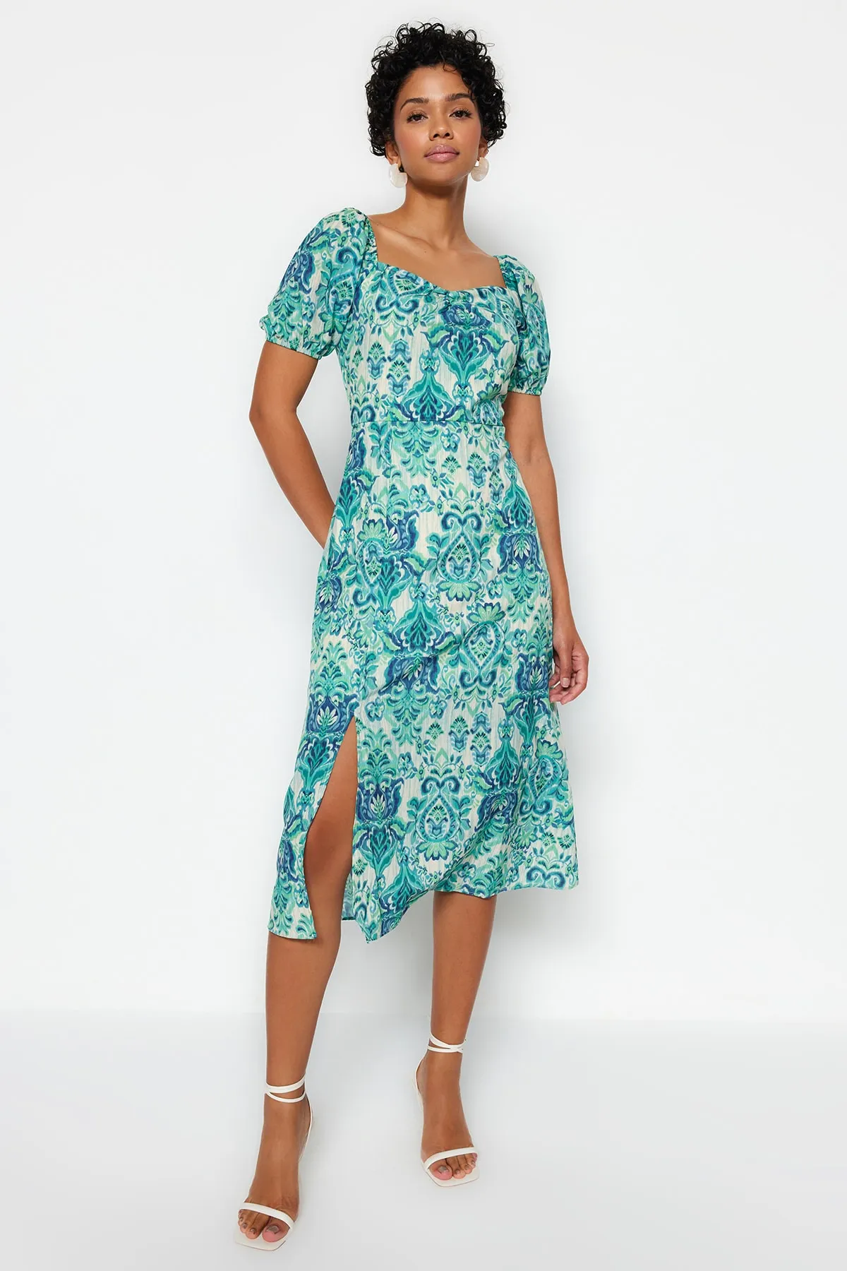 Trendyol Collection  Grünes gemustertes Midi-Webkleid mit quadratischem Ausschnitt und Schlitz TWOSS23EL01846