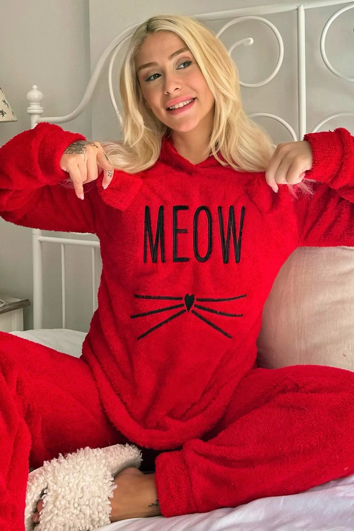 Pijamaevi  Rotes Meow-gemustertes Vollplüsch-Pyjama-Set