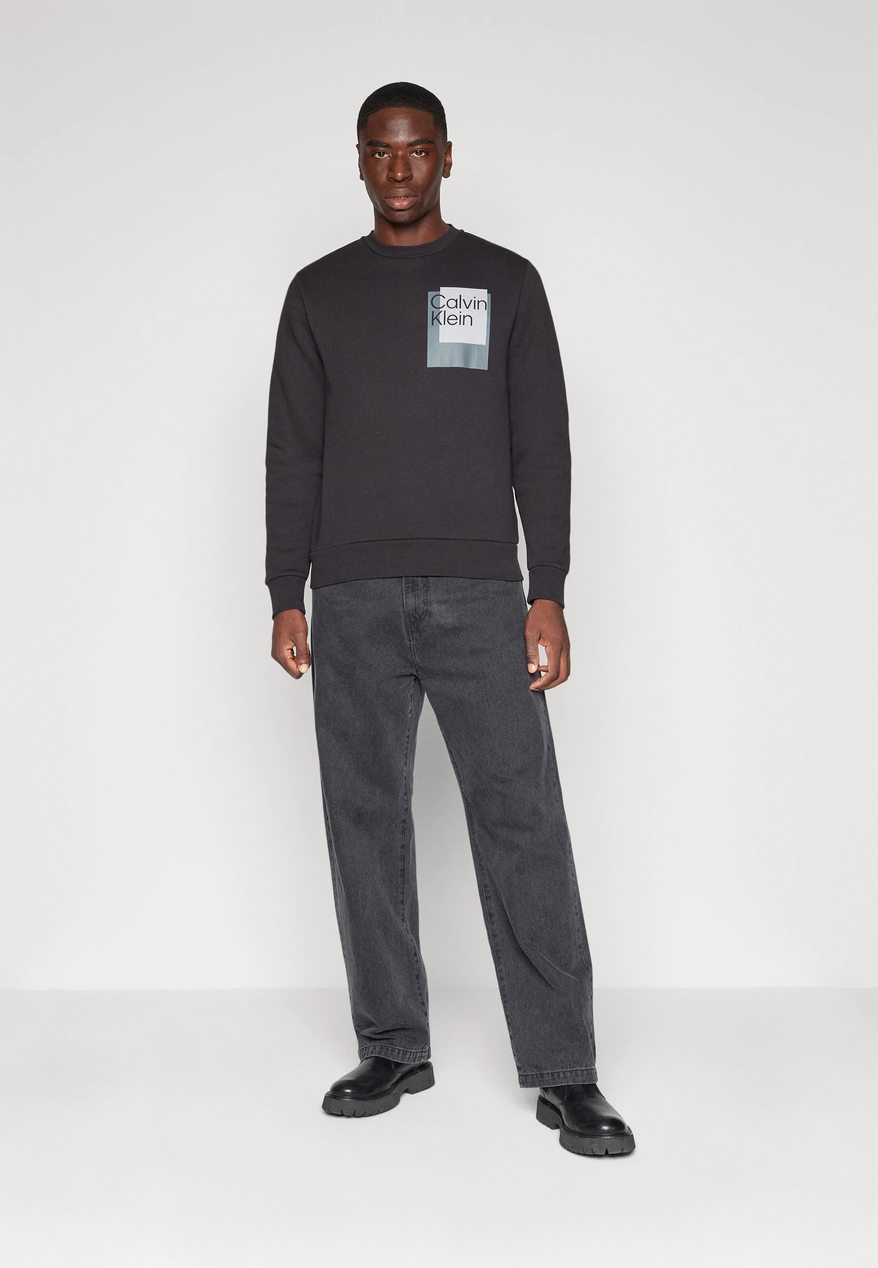 Sudadera con logo de caja superpuesto de Calvin Klein