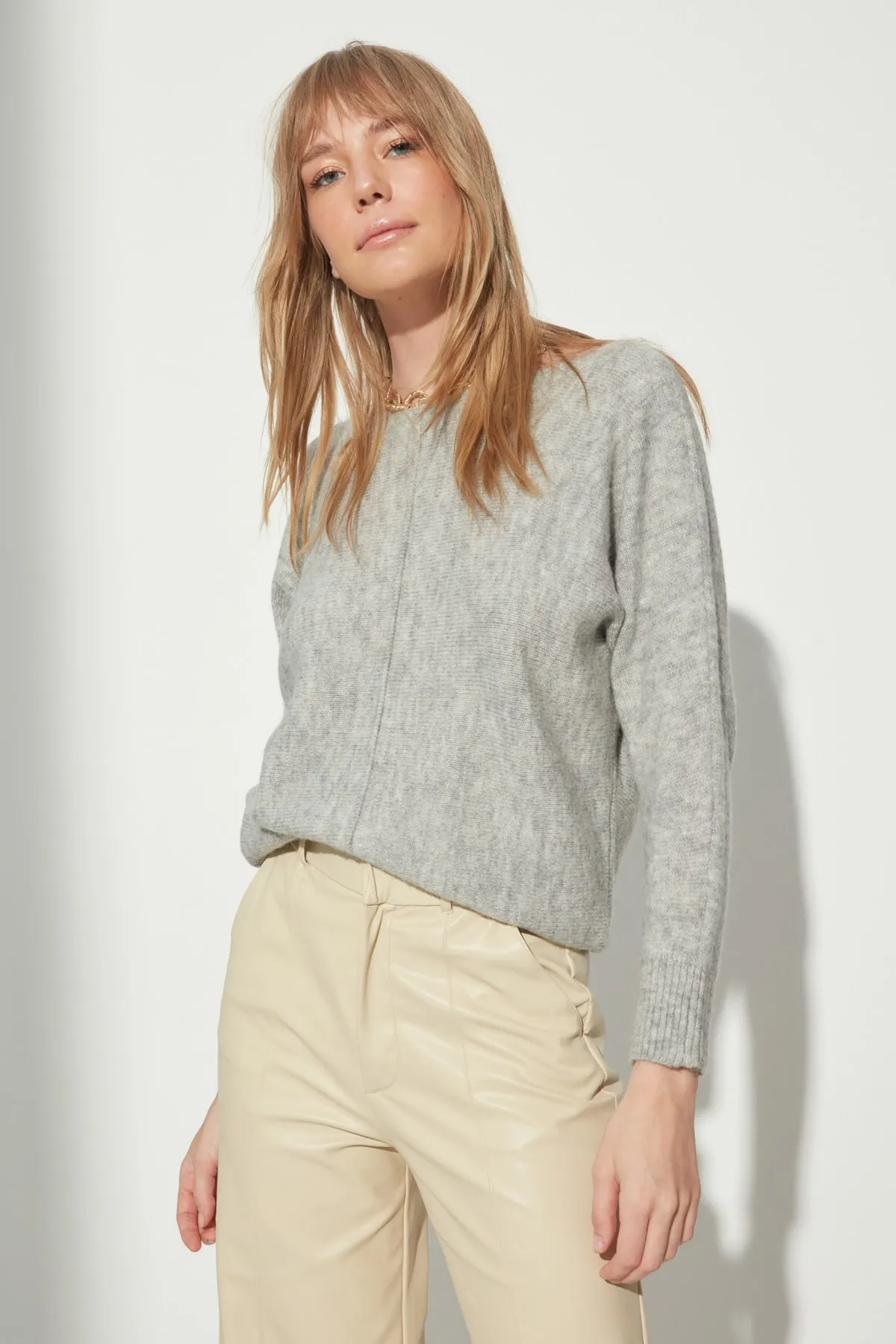 Trendyol Collection  Grauer gerippter Oversize-Strickpullover aus Wolle TWOAW23KZ01614