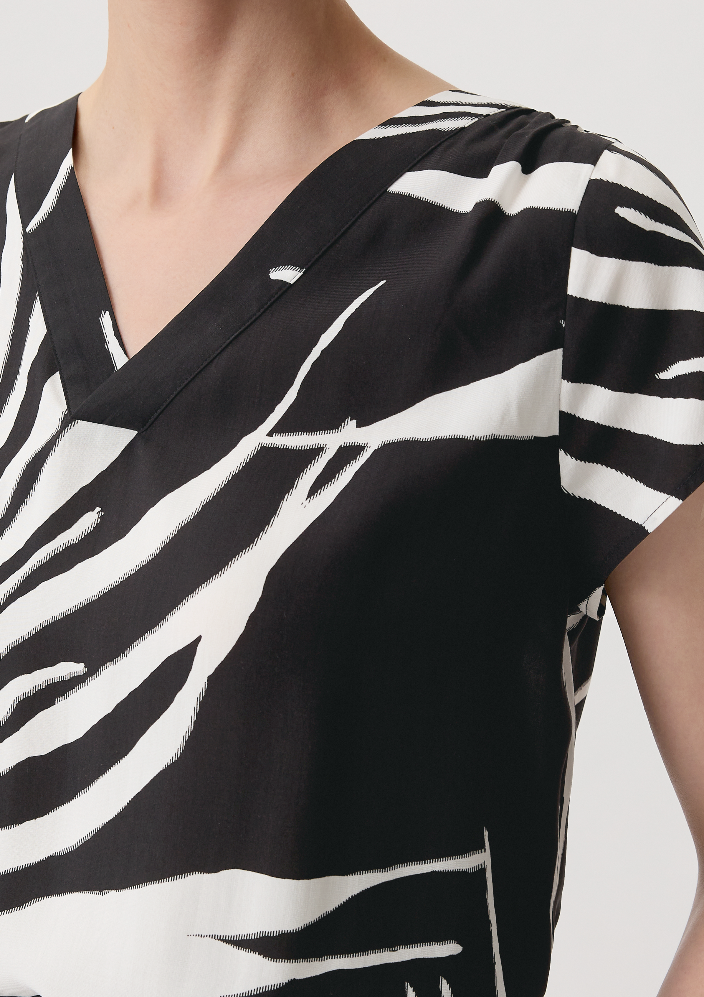 Viskosebluse mit Raffung - schwarz
