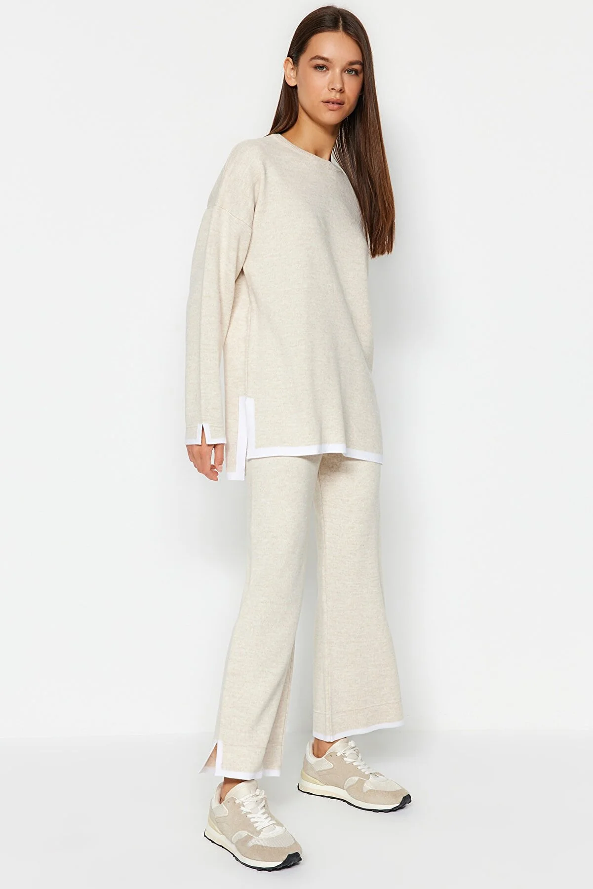 Trendyol Collection  Beigefarbenes, weit geschnittenes Strickober- und Unterteil-Set in Kontrastfarbe TWOAW24AU00062