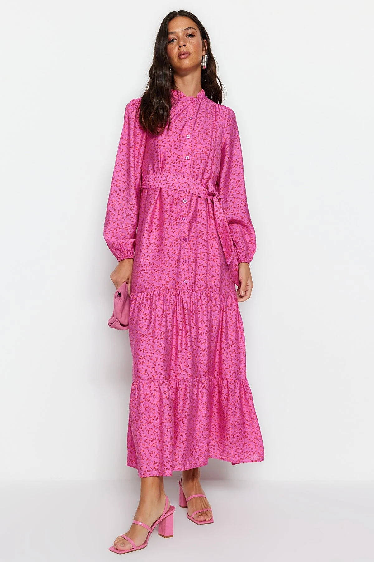 Trendyol Modest  Rosa gewebtes Kleid mit Gürtelrock, Volant, Blumenmuster und Futter TCTSS23EB00294