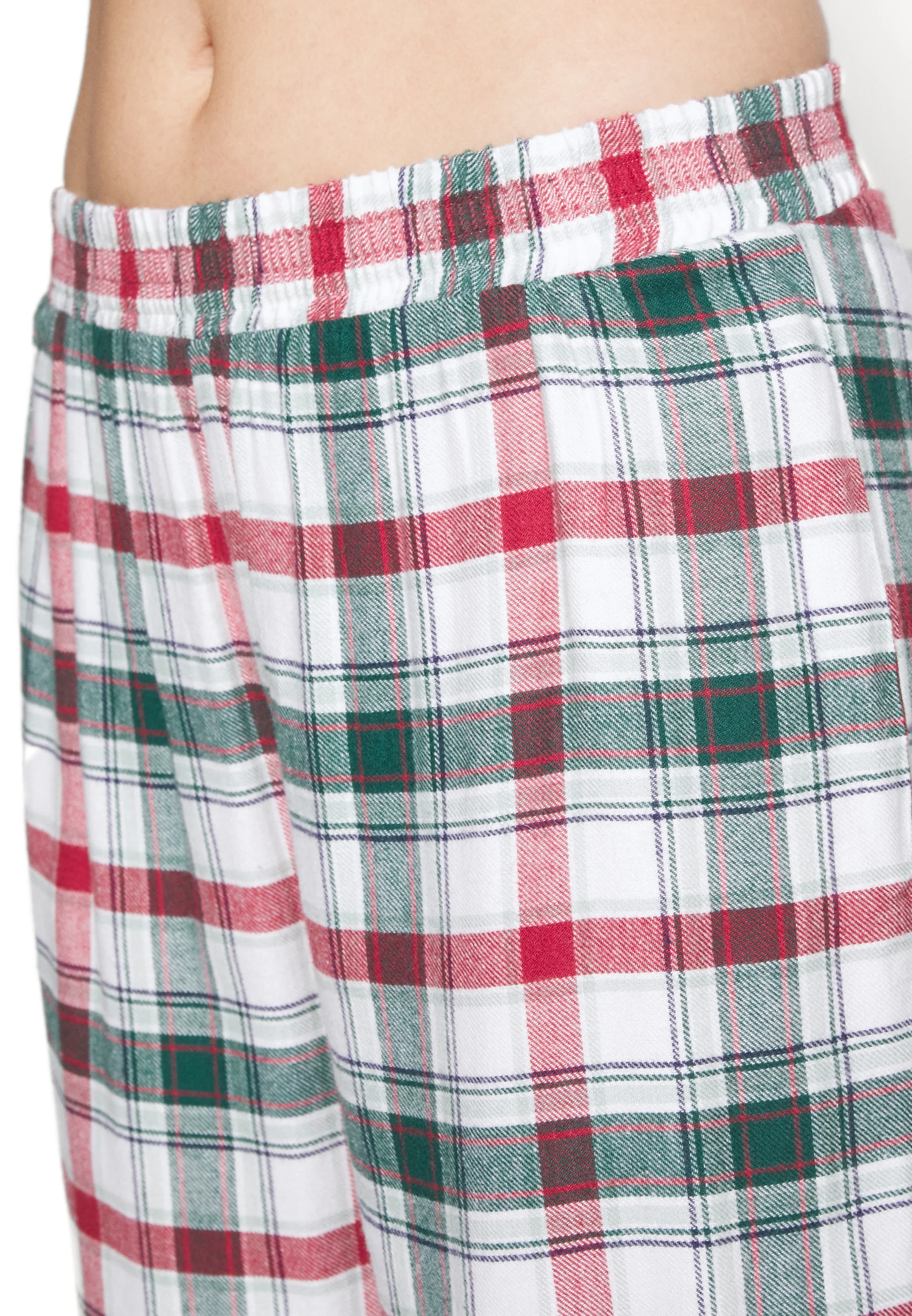 Pijama de algodón con camisa y pantalón ancho.