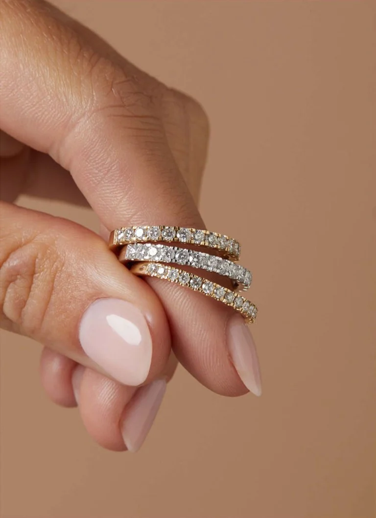 Anello Diamond Point in oro bianco con diamante da 0,76 ct, ideale per un matrimonio.