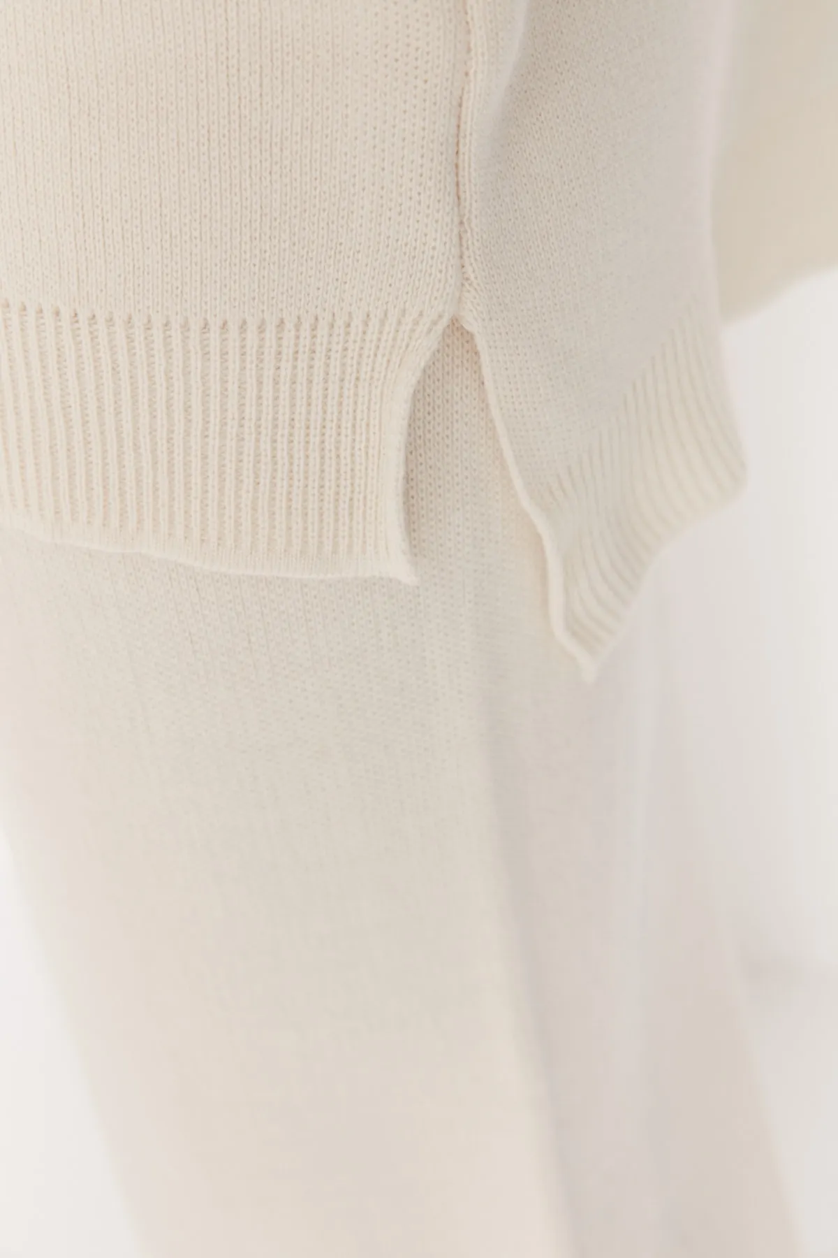 Trendyol Modest  Steinfarbenes Strickset mit halbem Rollkragen und Schlitzdetail, Pullover und Hose TCTAW23US00086