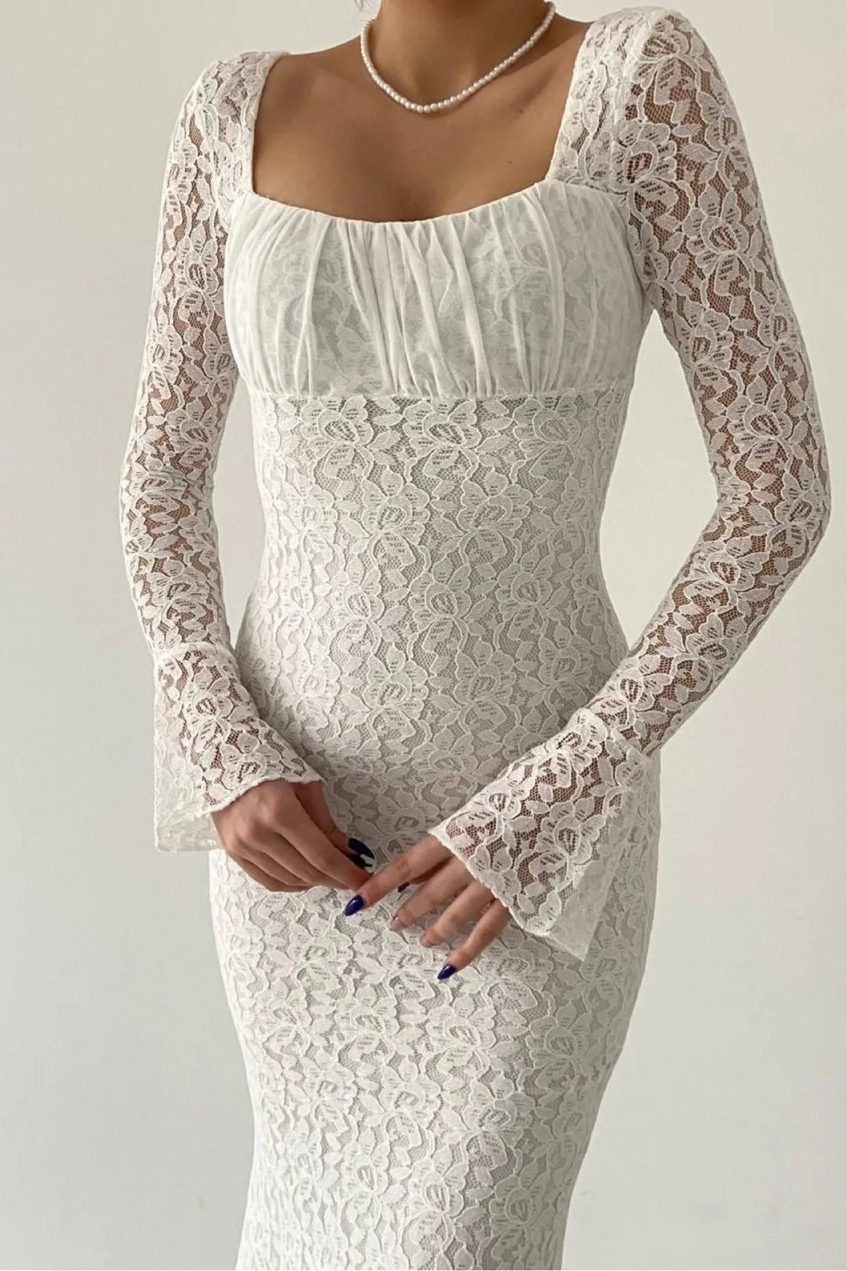 vuvutasarım  Weißes, gesmoktes Midikleid mit eckigem Ausschnitt und Tüllärmeln 209