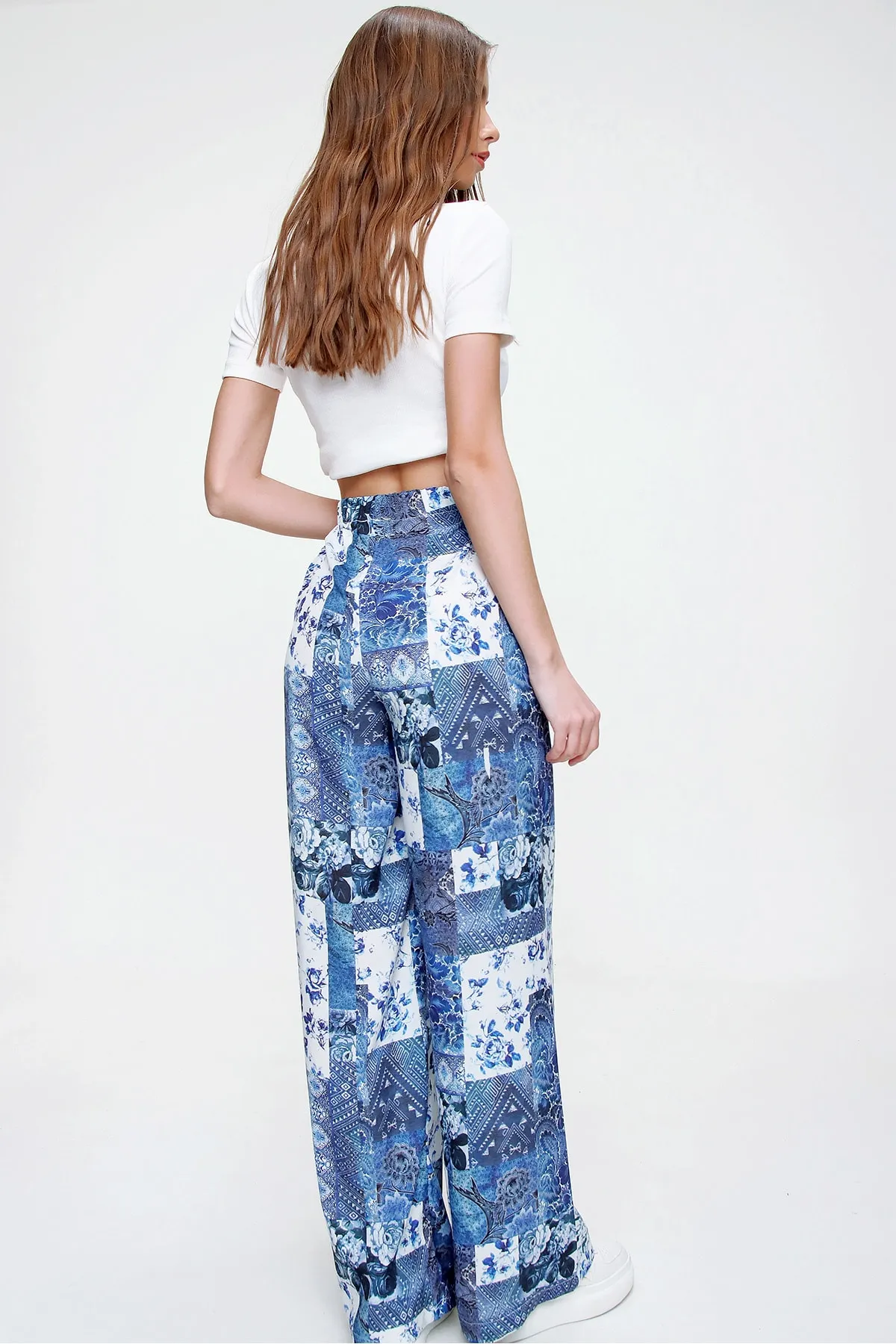 Trend Alaçatı Stili  Blau gemusterte Damenhose mit entspanntem Schnitt ALC-X6016