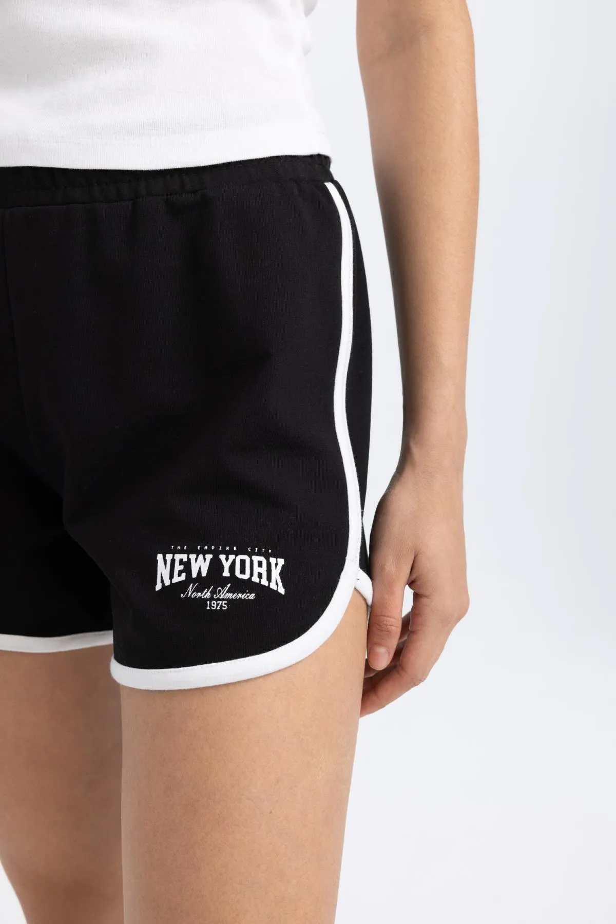 DeFacto  Kurze Sporthose - Schwarz - Mittlerer Bund
