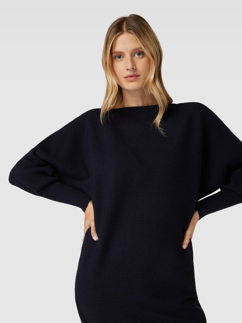 Knielanges Strickkleid aus Viskose-Mix mit U-Boot-Ausschnitt in marineblau