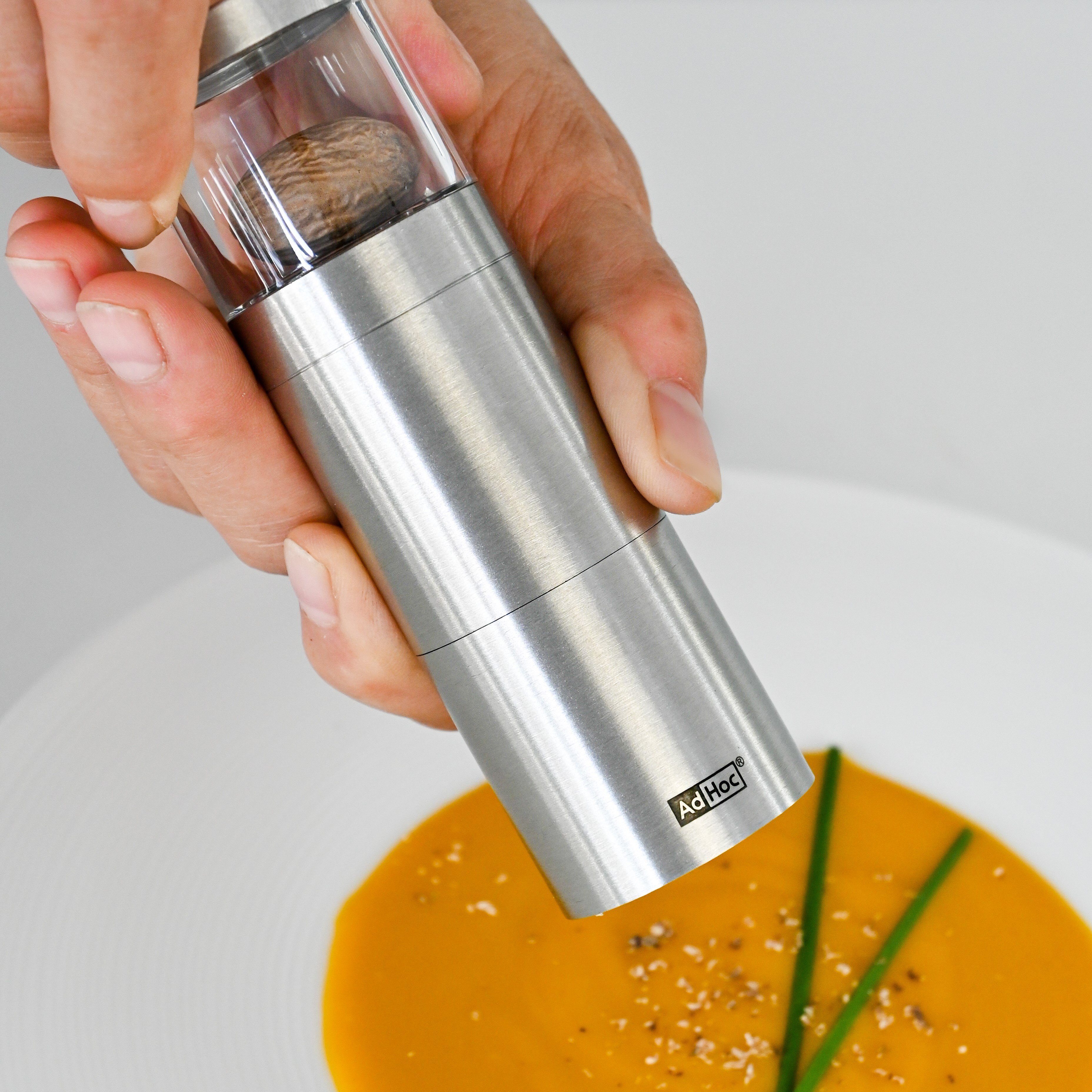 AdHoc Muskatmühle Muskatino manuell, (1 Stück), Geschenkset inklusive Nüssen