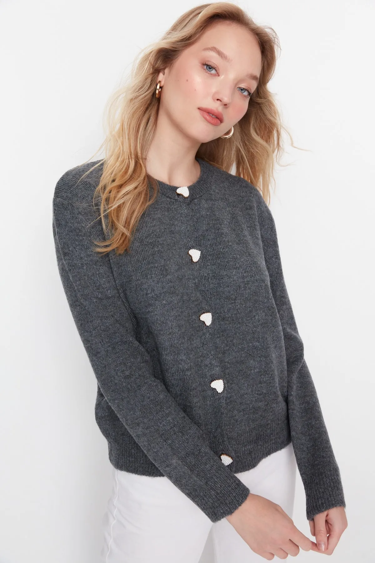 Trendyol Collection  Anthrazitfarbene Strickjacke mit weicher Struktur und Juwelenknöpfen TWOAW22HI0044
