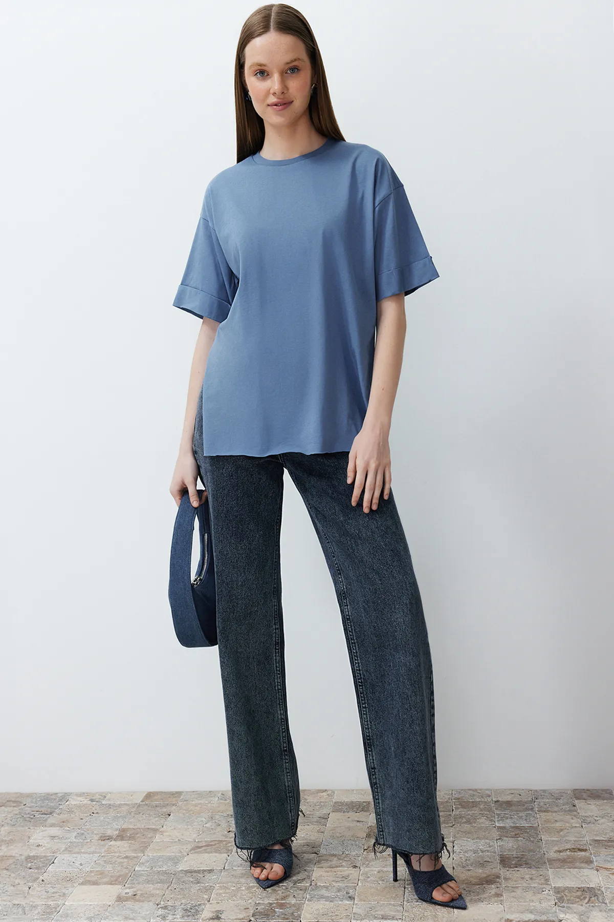Trendyol Collection  Indigoblaues, asymmetrisches Boyfriend-Strick-T-Shirt aus 100 % Baumwolle mit zwei Ärmeln TWOSS20TS0828