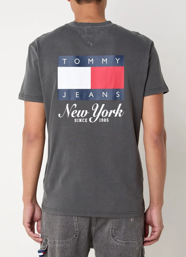 Koszulka Tommy Hilfiger z logo i nadrukiem na plecach.