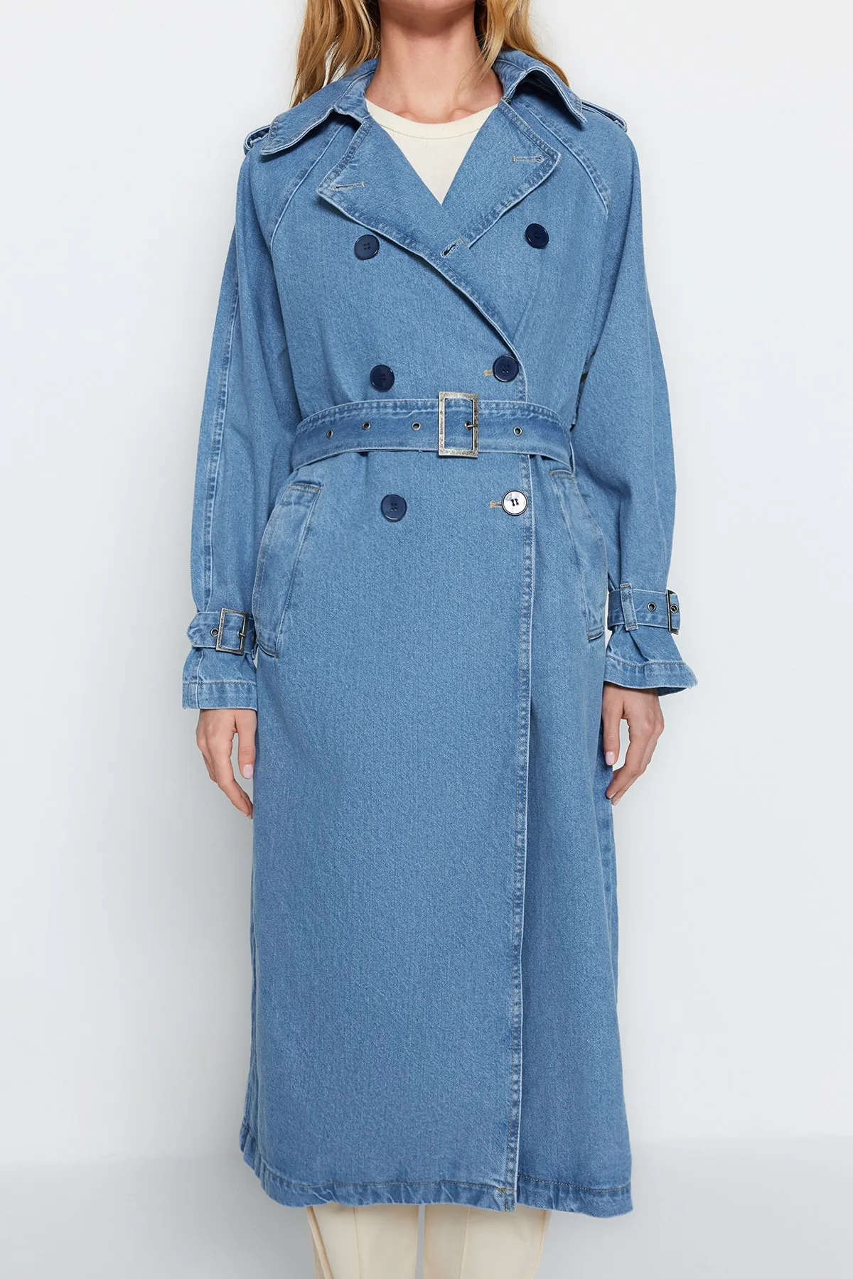 Trendyol Collection  Blauer Denim-Trenchcoat mit Gürtel TWOSS23TR00028