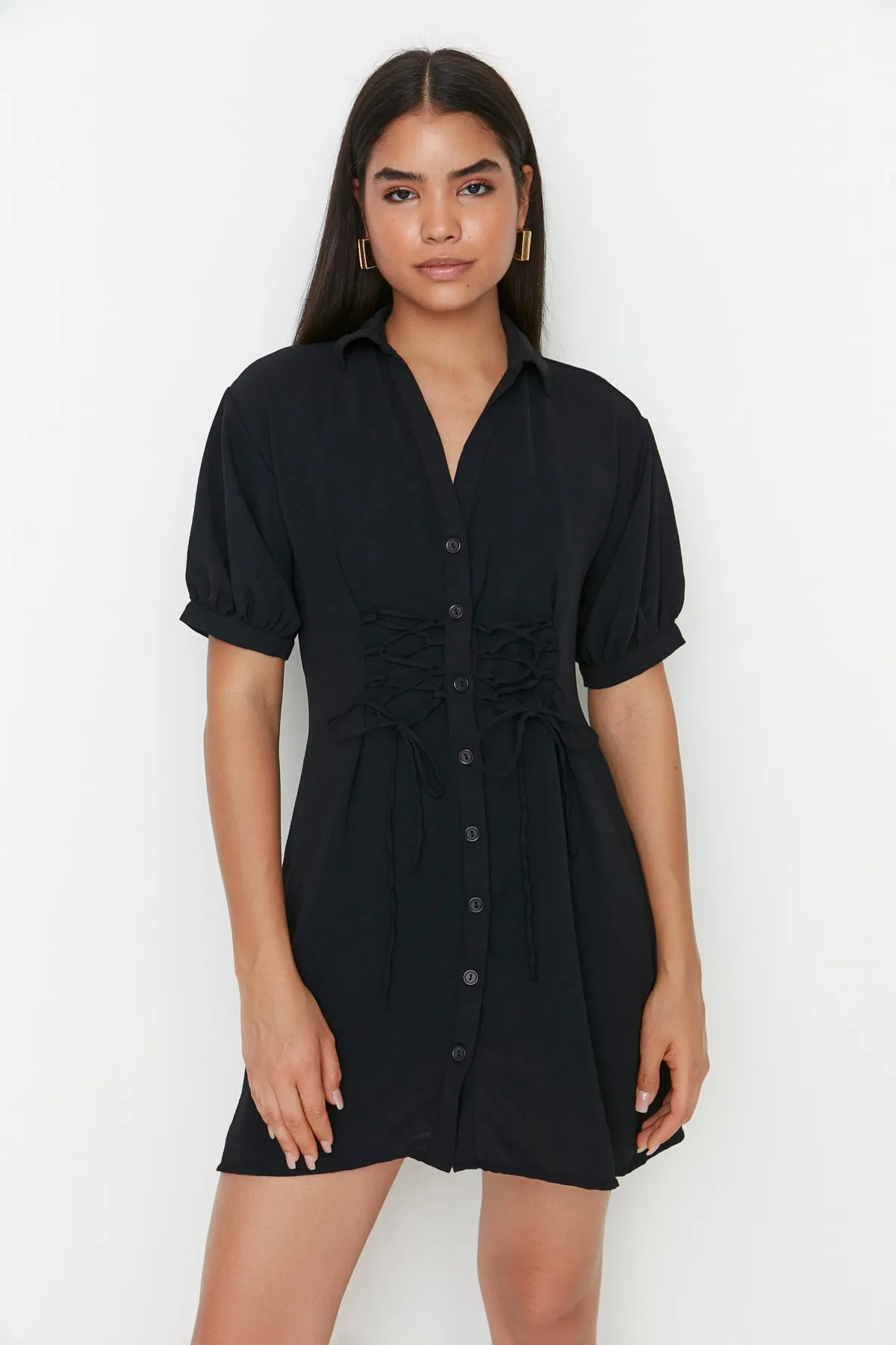Trendyol Collection  Schwarzes, detailliertes Mini-Hemdkleid mit Krawatte TWOSS22EL00426