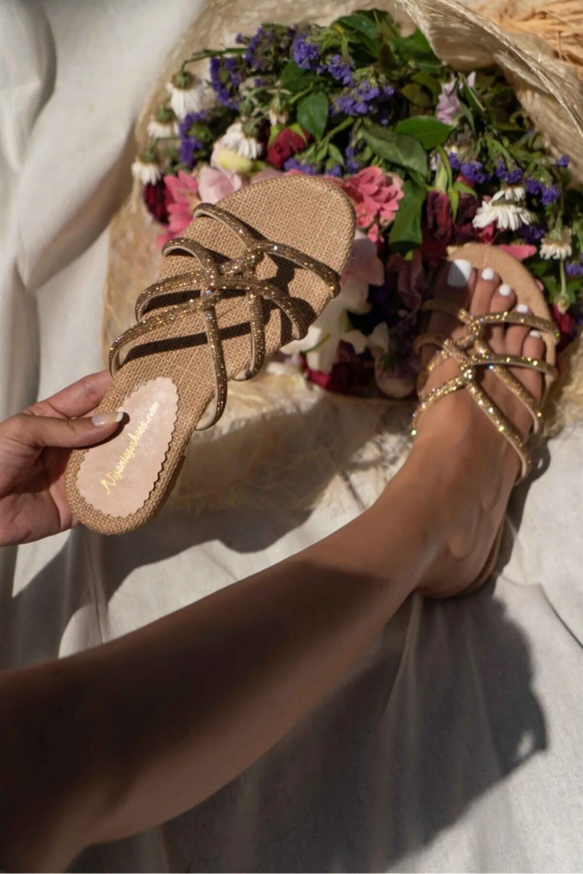 NİŞANTAŞI SHOES  Bowie Stroh-Damenhausschuhe mit mattem Steindetail, Kreuzband und flacher Sohle