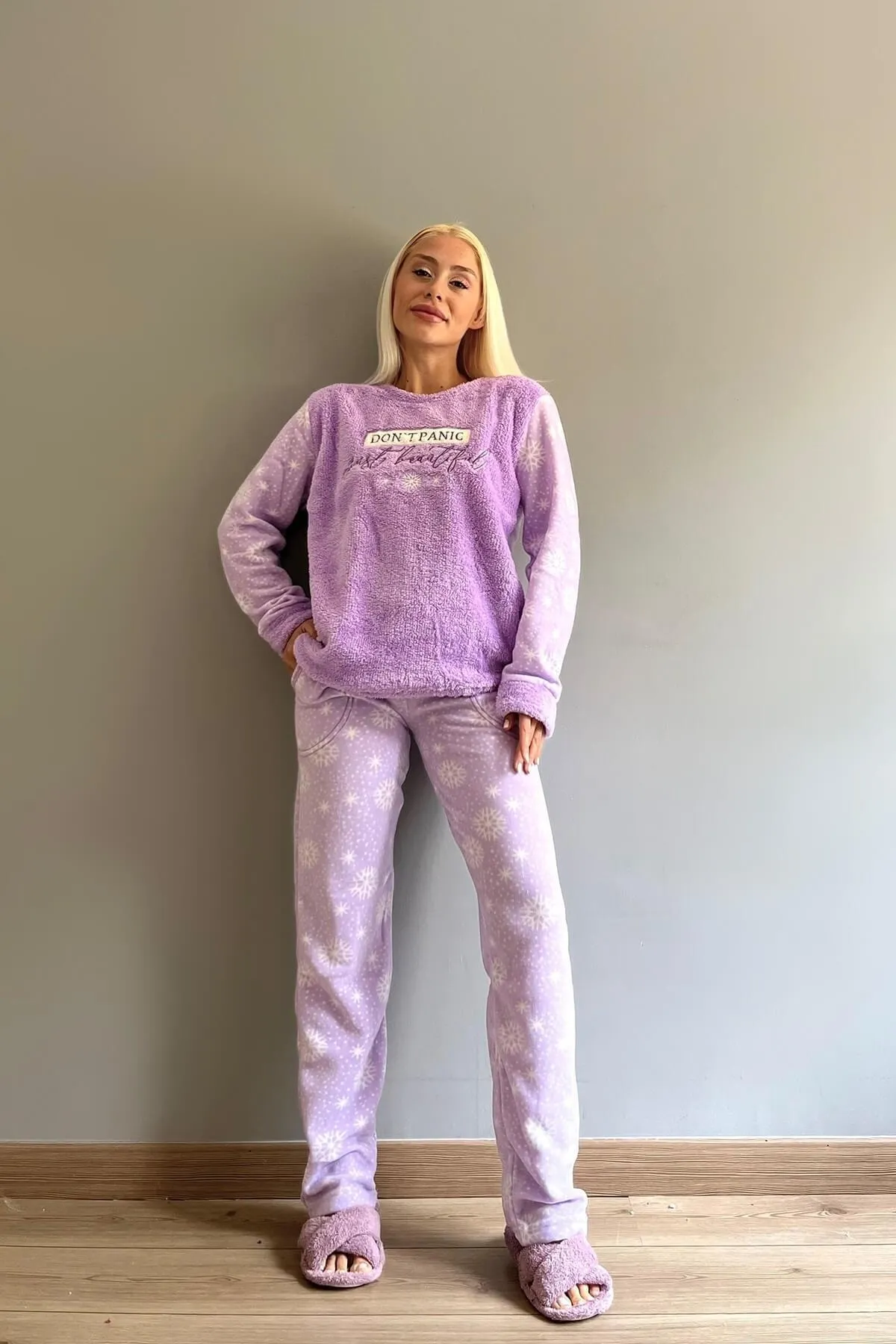 Pijamaevi  Lila Dont Panic gemustertes Plüsch-Pyjama-Set für Damen