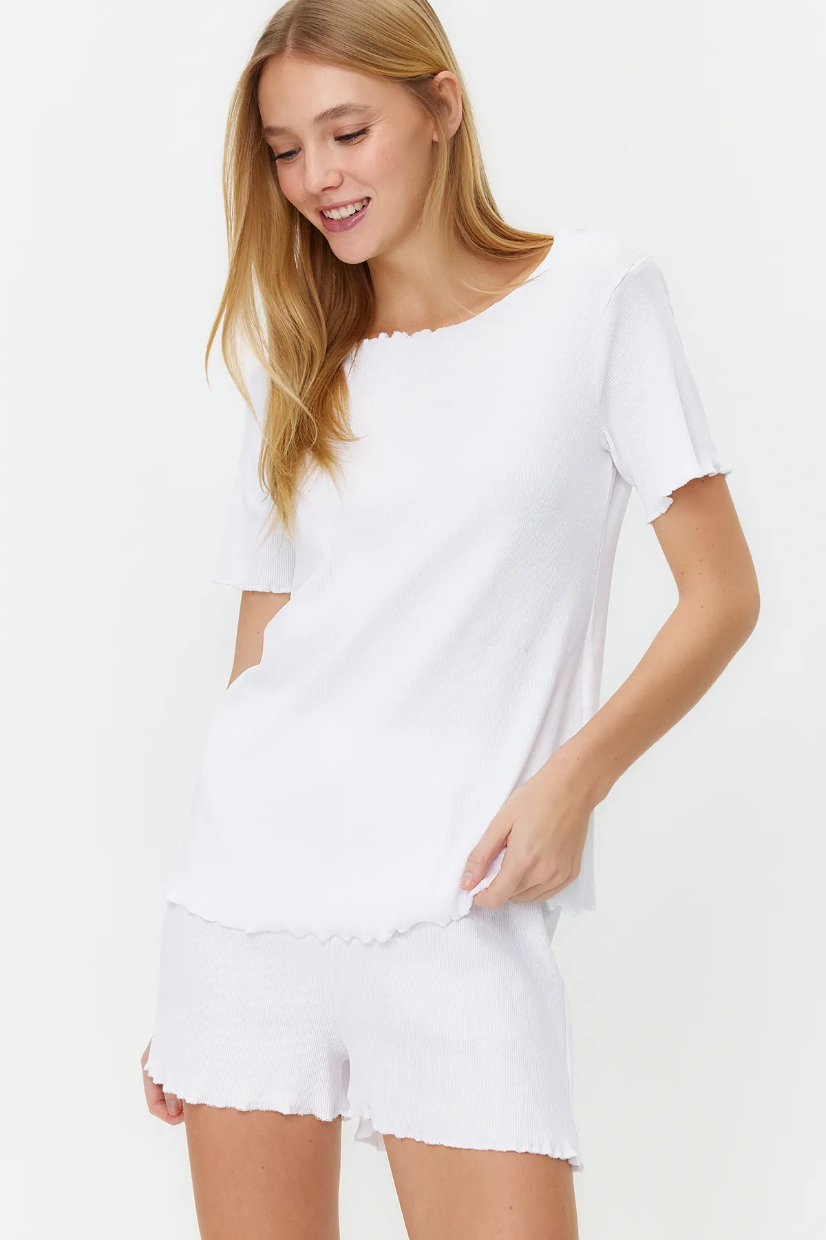 Trendyol Collection  Weißes Pyjama-Set aus Cord mit T-Shirt und Shorts THMSS21PT0259