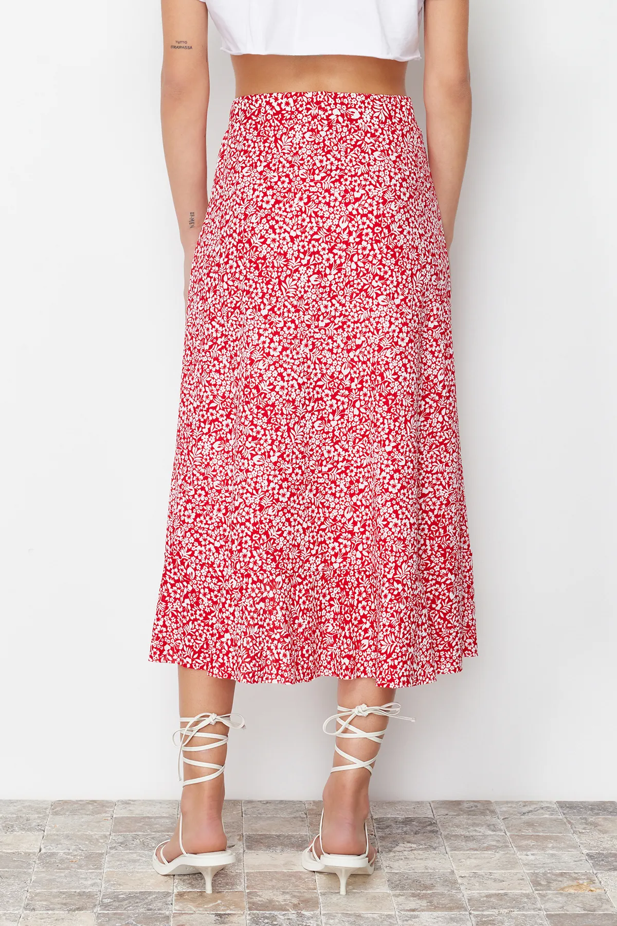 Trendyol Collection  Roter bedruckter String-Detail- und Volant-Stretch-Strickrock mit hoher Taille TWOSS21ET0029